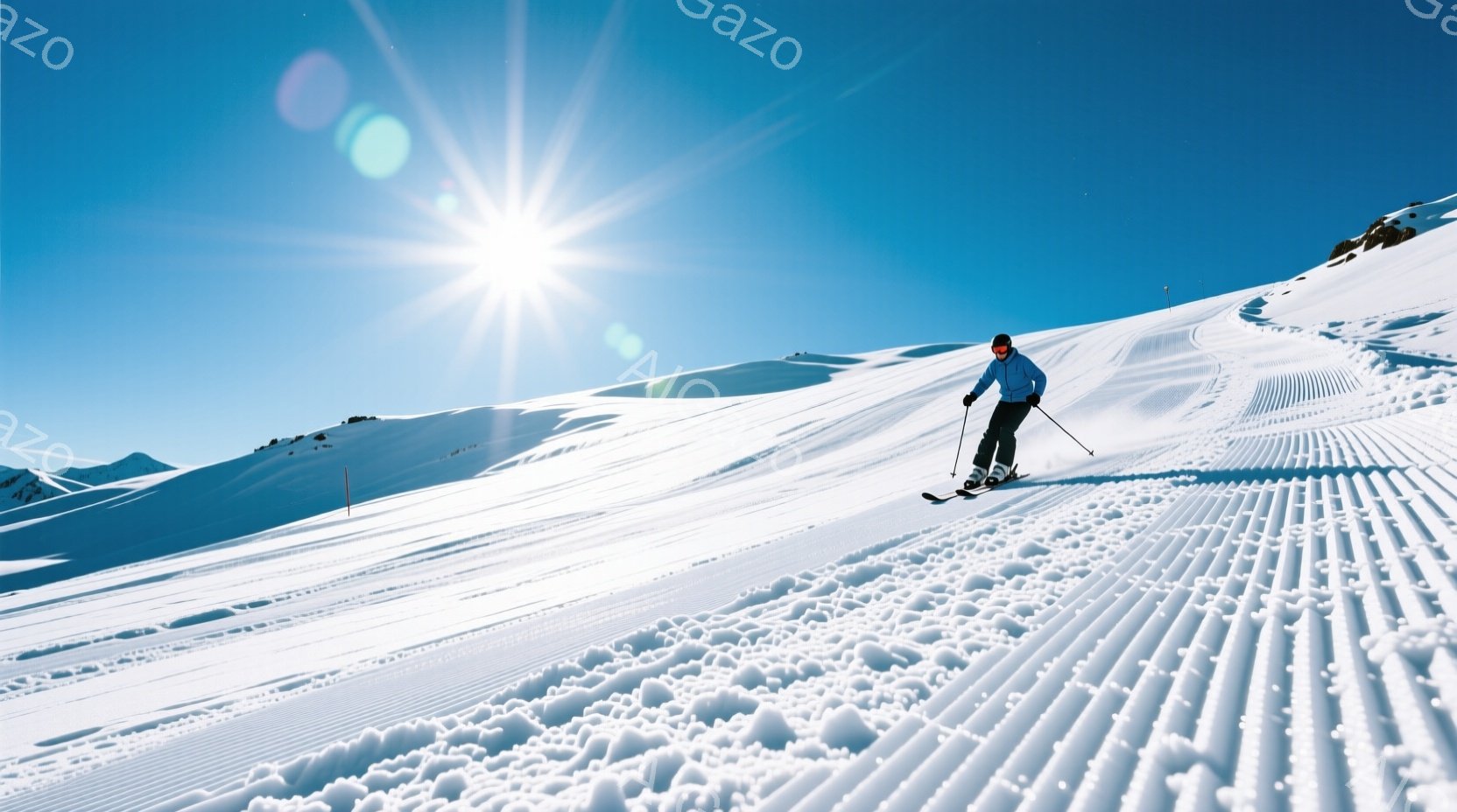 雪山をスキーで滑走する人物が写っている。青いジャケットと黒いズボンを着用し、ヘルメットを被っているため、顔の表情はほとんど見えないが、姿勢から活発な滑走を楽しんでいる様子がうかがえる。背景には雪をまと - AI生成フリー素材