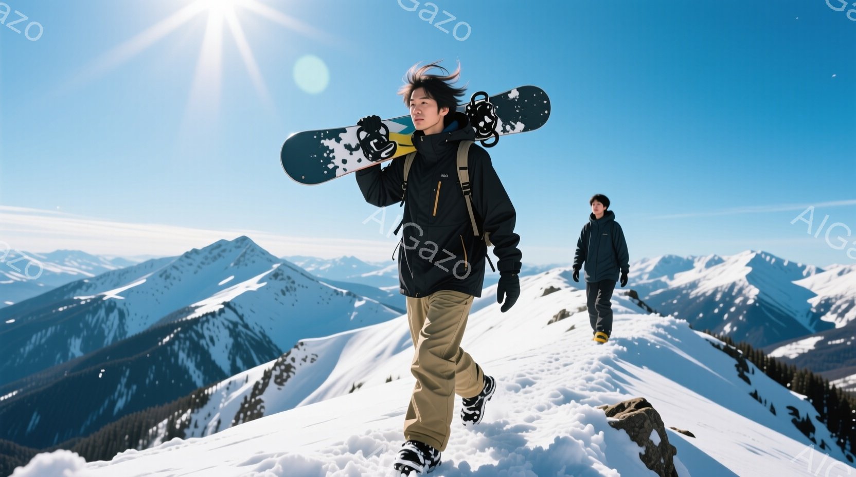 画像は雪山を歩く2人の男性を捉えています。手前の男性は黒いジャケットとベージュのズボンを着用し、スノーボードを肩に担いでおり、やや下を向いて歩いています。背景には雪を頂いた山々が広がり、晴天で雪原が輝き、爽やかでアクティブな雰囲気を醸し出しています。