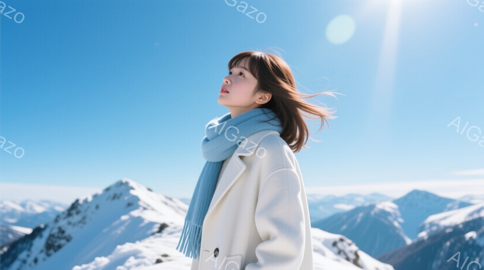 雪山を背景に、女性が白いコートと水色のマフラーを身につけて立っている。彼女は少し顔を上げ、遠くを見つめており、髪は風になびいている。背景には雪を頂いた山々が広がり、晴天の下、冷たく澄んだ空気を感じさせ - AI生成フリー素材