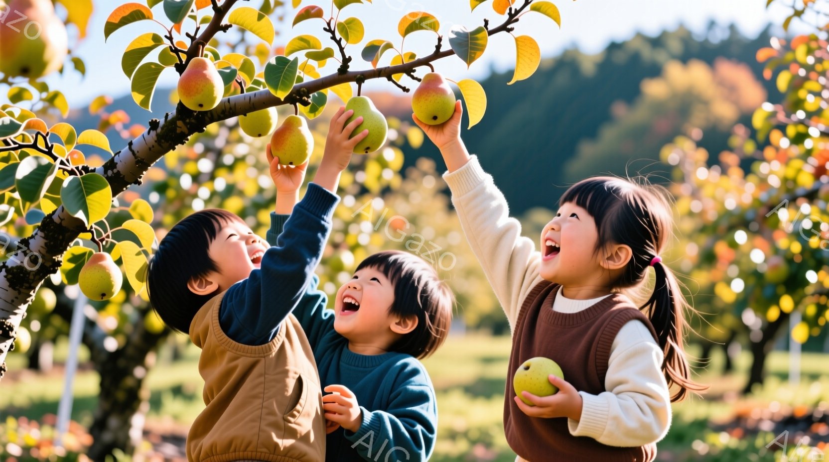 三人の子供たちがリンゴ園でリンゴを収穫しています。茶色いベストを着た女の子、水色の服を着た男の子、そしてベストを着たもう一人の女の子が、枝に実ったリンゴに手を伸ばしています。背景には多くのリンゴの木が生い茂り、晴れた空の下、明るく楽しい雰囲気が漂っています。