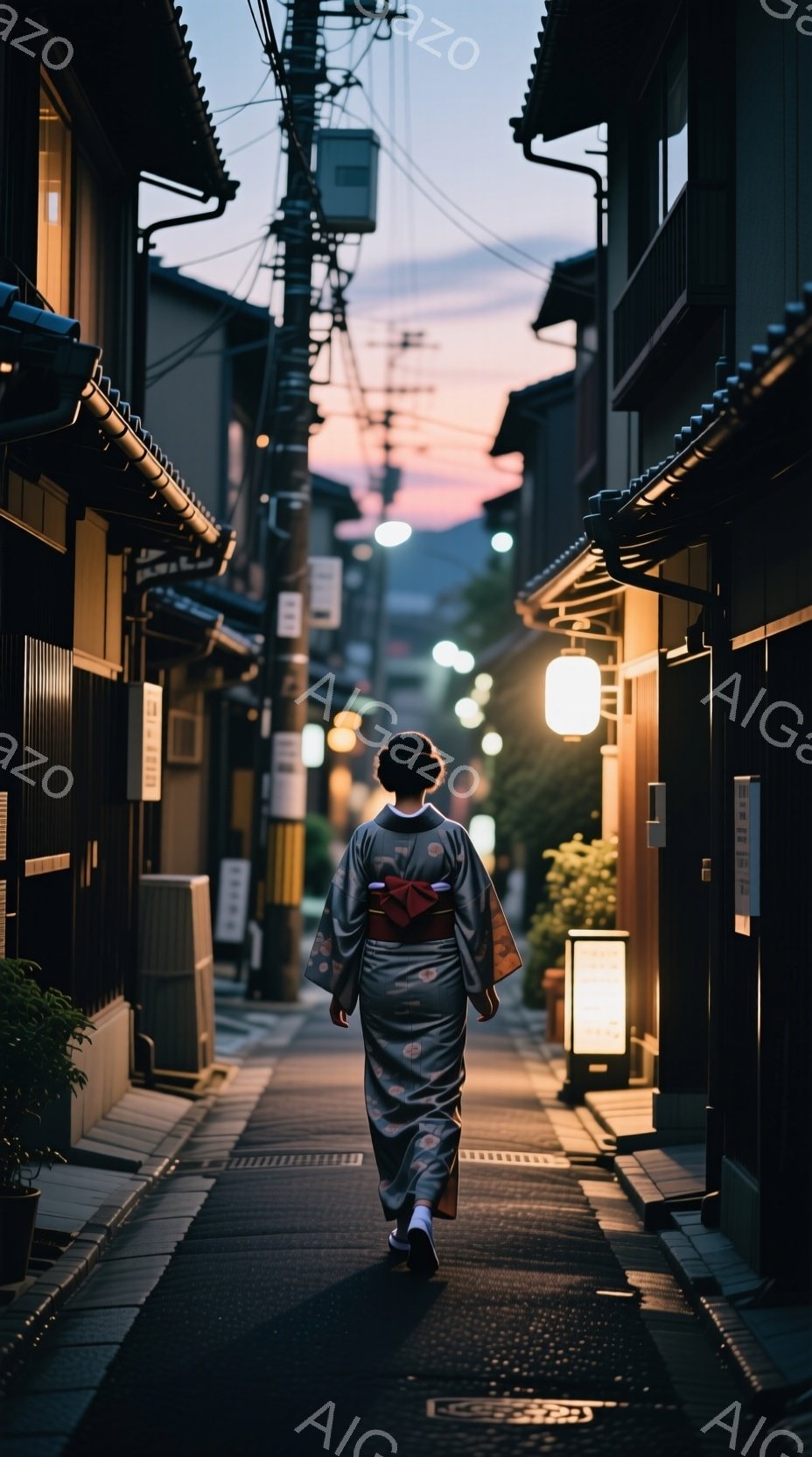 白と灰色の花柄の着物を着た女性が、狭い石畳の路地を歩いている。路地は両側に木造の家々が立ち並び、夕暮れ時の空がわずかに見える。全体的に薄暗く、路地裏の静けさと、女性の歩く姿が静謐な雰囲気を醸し出している。