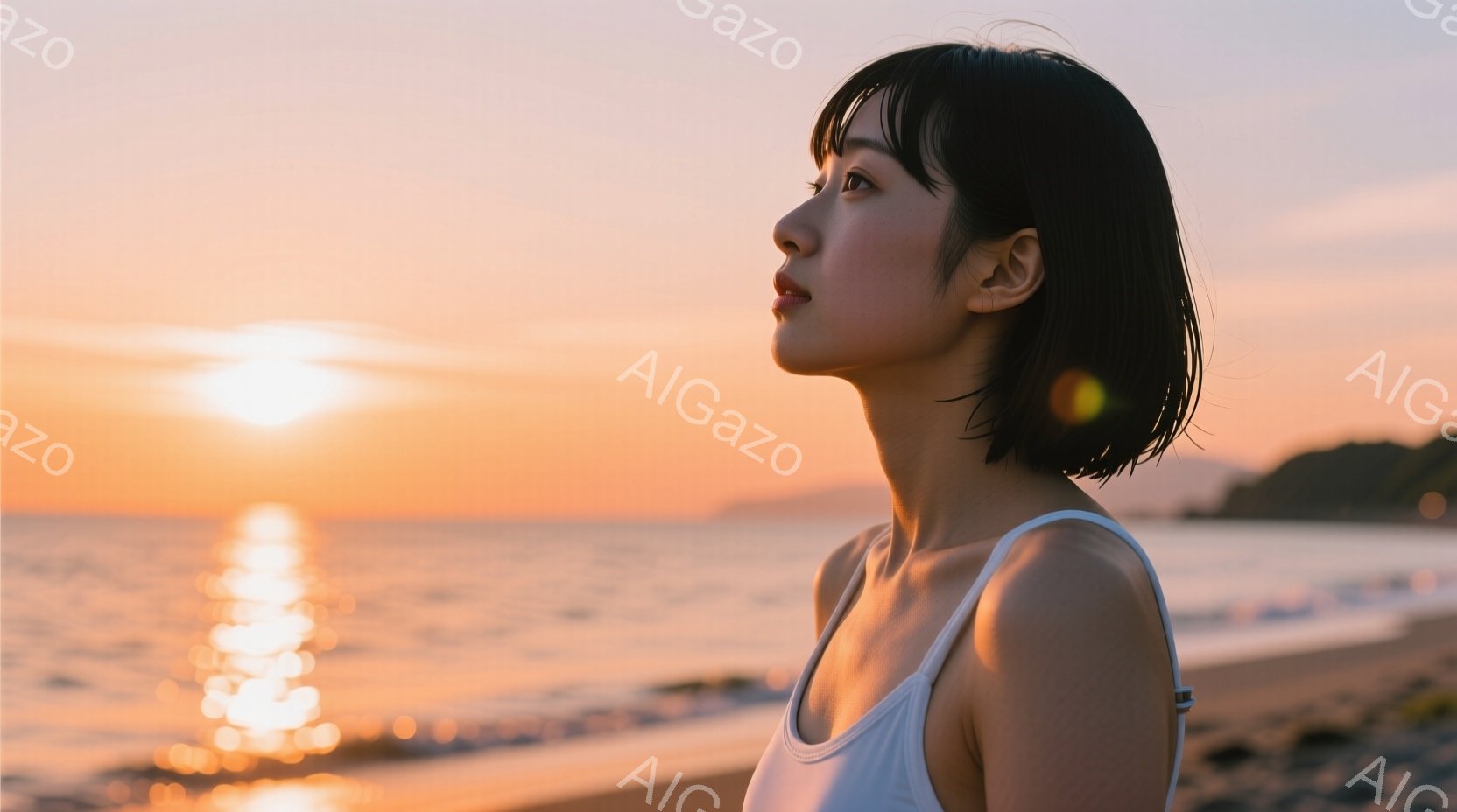 短い黒髪の女性が、白いタンクトップを着て海を眺めている。彼女は横顔で、やや上を見ている姿勢で、穏やかな表情をしている。背景には、夕焼けに照らされた海と、遠くに見える山の稜線が広がり、暖かく穏やかな雰囲 - AI生成フリー素材