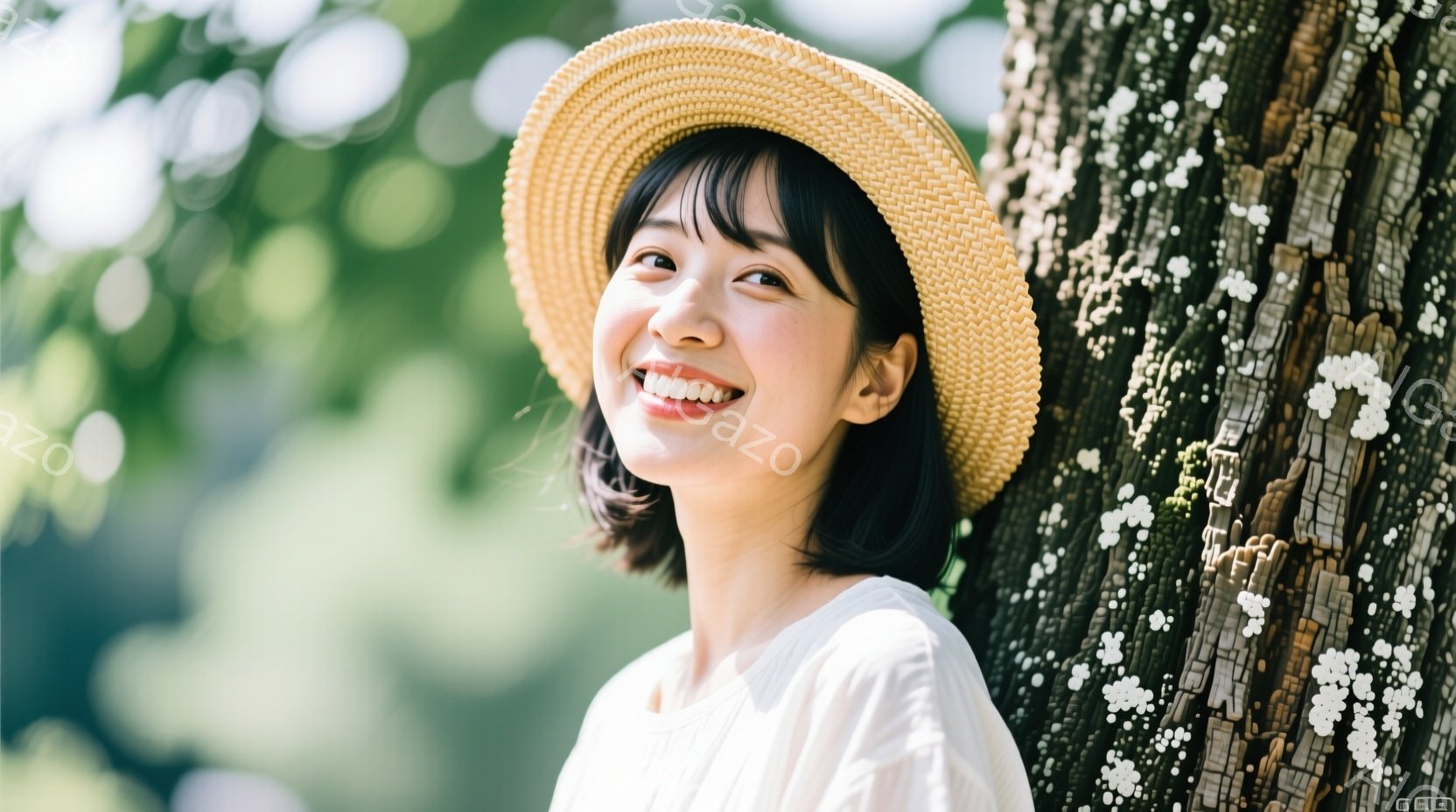 浅い茶色の麦わら帽子をかぶった若い女性が、木にもたれて微笑んでいます。白いブラウスを着ており、短めのボブヘアが可愛らしい印象を与えます。背景は緑豊かな自然で、柔らかい光が差し込み、穏やかで温かい雰囲気を醸し出しています。