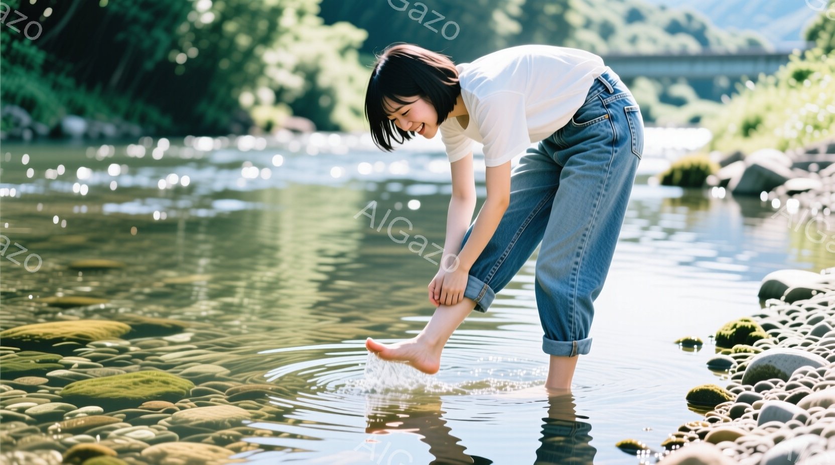 若い女性が川に入り、足を水に浸けている。白いTシャツとデニムパンツを着用し、髪は短く、笑顔を見せている。背景には緑豊かな自然と川の美しい水面が広がり、晴天の下、穏やかでリラックスした雰囲気が漂っている。