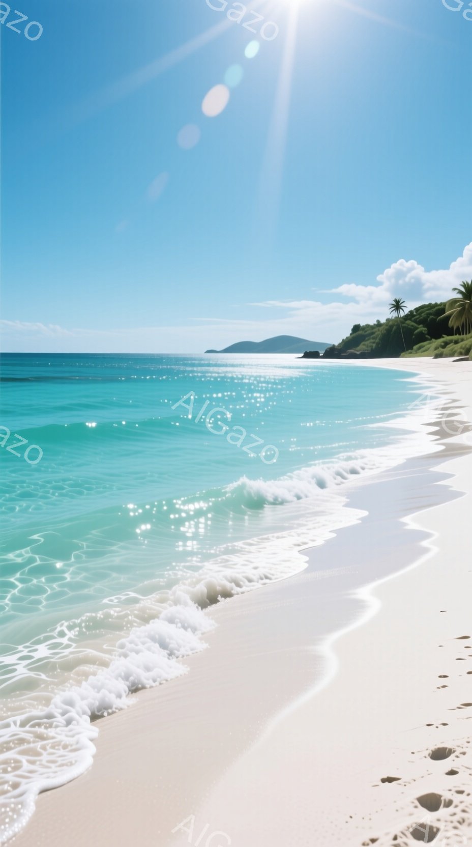 きれいな白い砂浜が、ターコイズブルーの海と接しています。遠くには緑の丘が見え、ヤシの木が点在しており、晴天の下、穏やかな波が打ち寄せています。足跡が砂浜に残り、静かで穏やかな夏の日の雰囲気が漂います。