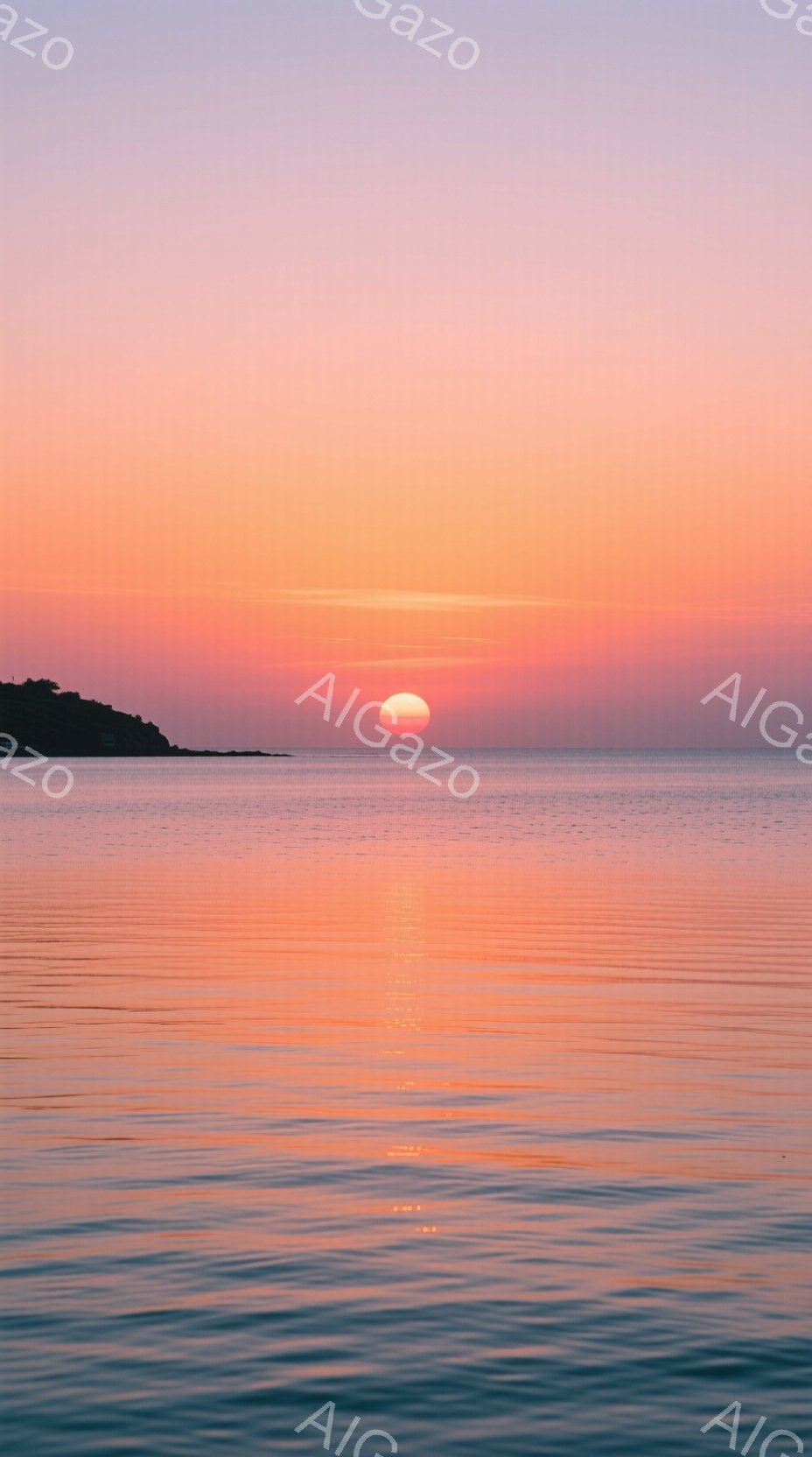 静かな水平線に夕日が沈み、海面には太陽の光が反射してキラキラと輝いている。遠くには緑色の陸地が見え、空はオレンジ色とピンク色の美しいグラデーションで染まっている。穏やかで平和な雰囲気が漂う、心安らぐ光景だ。