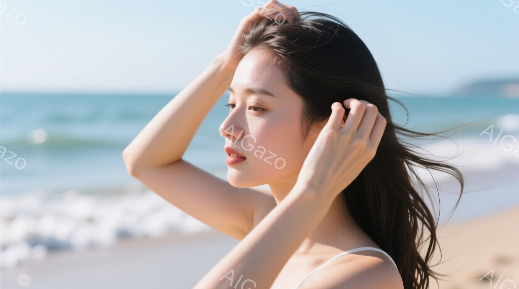 長い黒髪の女性が、海岸で髪を両手で掴んでいます。白いストラップのトップスを着ており、横顔を見せて穏やかな表情をしています。背景には青い海と砂浜が広がり、晴れた日の穏やかな雰囲気が漂っています。 - AI生成フリー素材