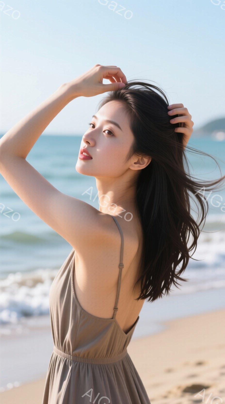 砂浜で、背中を露出したキャミソールワンピースを着た女性が、片手で髪を触りながらこちらを見ている。ワンピースは薄い茶色で、女性は自然な笑顔を浮かべ、リラックスした雰囲気を醸し出している。背景には穏やかな海が広がり、晴天の下、夏の穏やかな一日が感じられる。