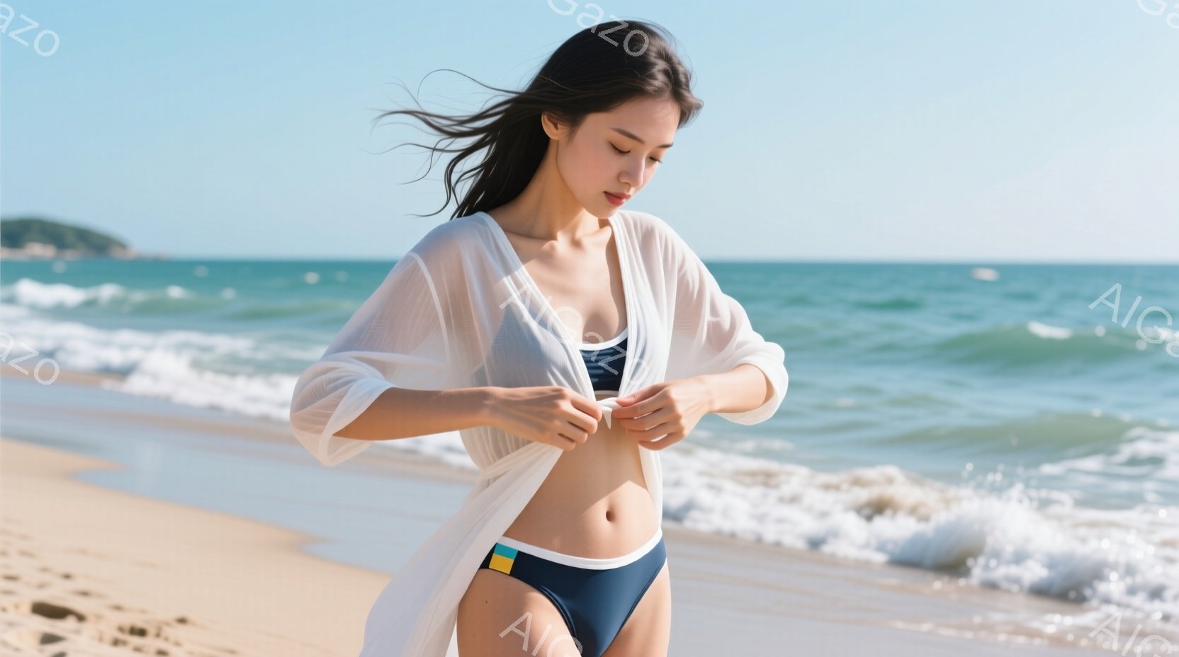 青い海と砂浜を背景に、女性が白いシアーシャツを羽織り、紺色の水着姿で立っています。彼女は少しうつむき加減で、シャツの前を軽く握り、優雅でリラックスした表情を浮かべています。背景には穏やかな波が打ち寄せ、晴れた空が広がり、夏のビーチリゾートの雰囲気が漂っています。