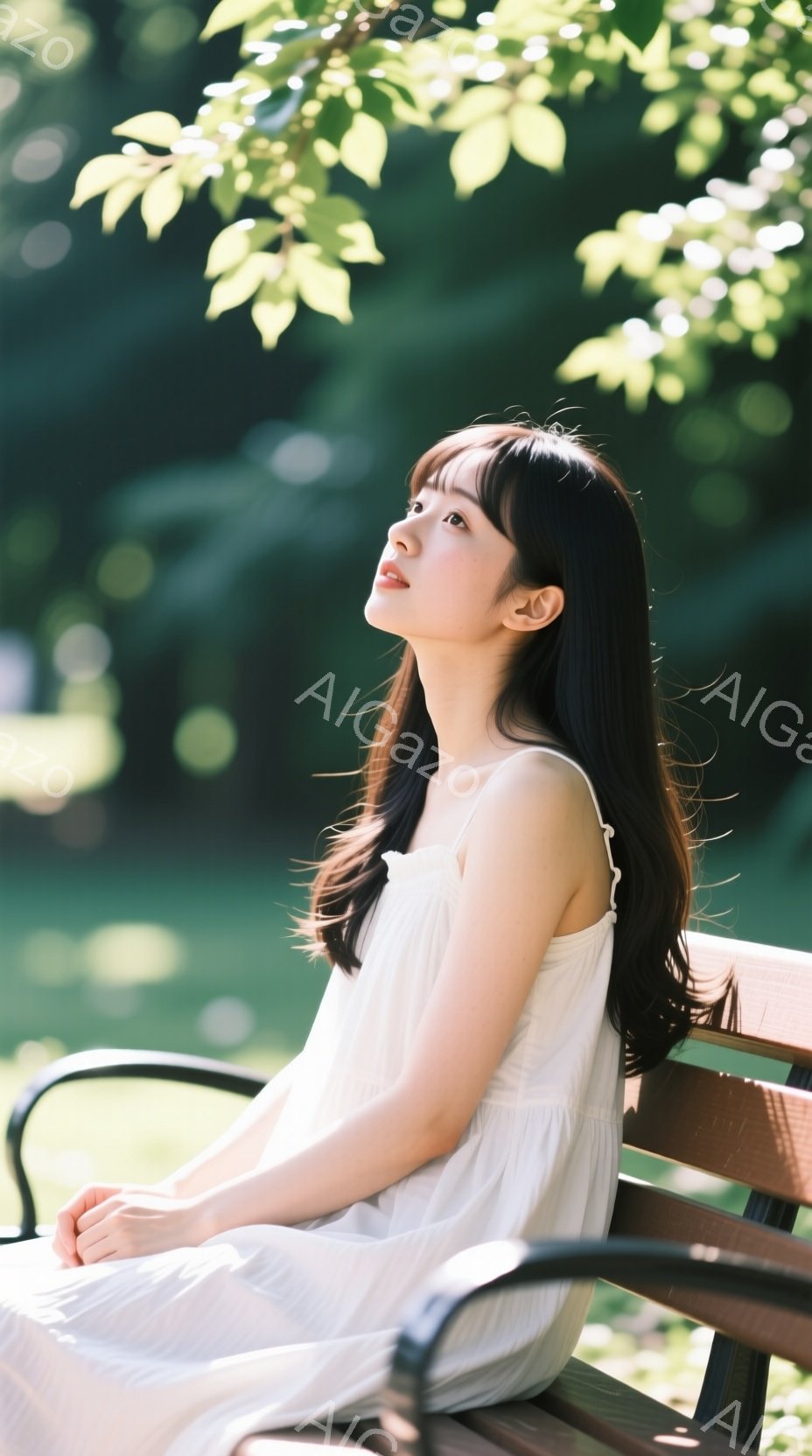 長い黒髪をセンターパートにした若い女性が、白いキャミソールワンピースを着て公園のベンチに座っています。彼女は少し上を見上げており、穏やかで物憂げな表情を浮かべています。背景には緑豊かな木々がぼやけてお - AI生成フリー素材