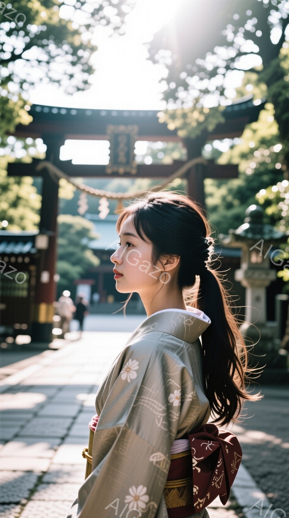 彼女は淡いクリーム色の地に白く小さな花柄が描かれた着物を着ており、帯は深い赤色と金色の模様が施されています。彼女は後ろで髪を高く結い上げ、横顔を見せており、凛とした表情で何かを見つめているようです。背景には歴史的な建造物らしきものがぼやけて見え、木々の緑と日光が差し込み、落ち着いた雰囲気を作り出しています。