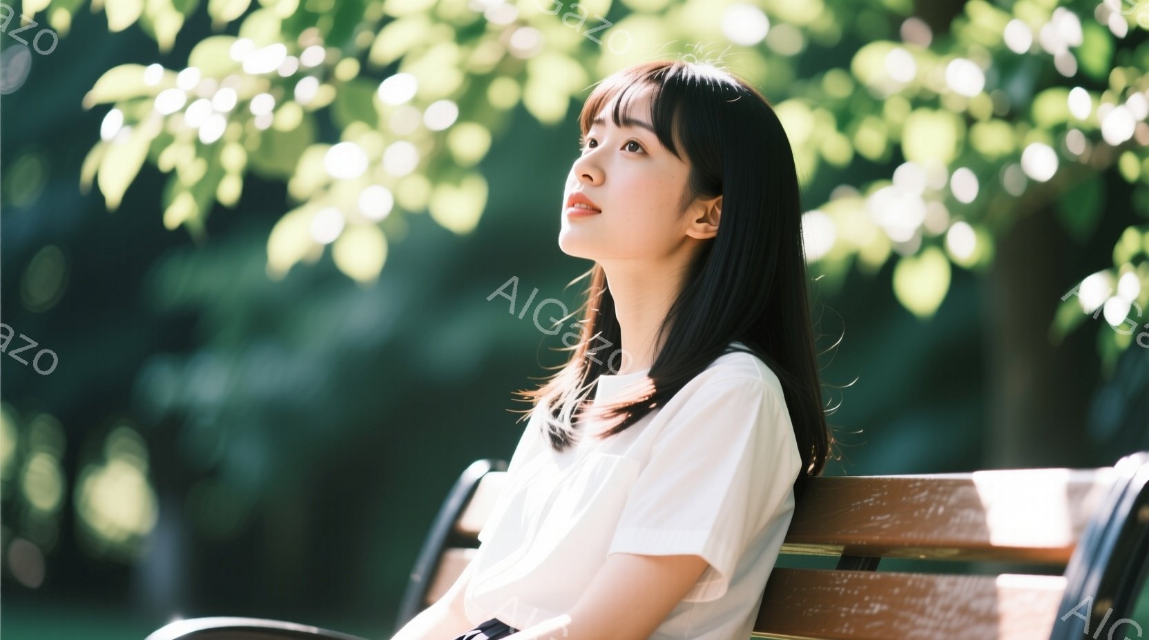 黒髪で前髪のある女性が、白いブラウスを着てベンチに座っています。彼女は少し上を見上げており、穏やかで物思いにふける表情をしています。背景には緑豊かな木々が生い茂り、柔らかな光が差し込み、静かで平和な雰 - AI生成フリー素材