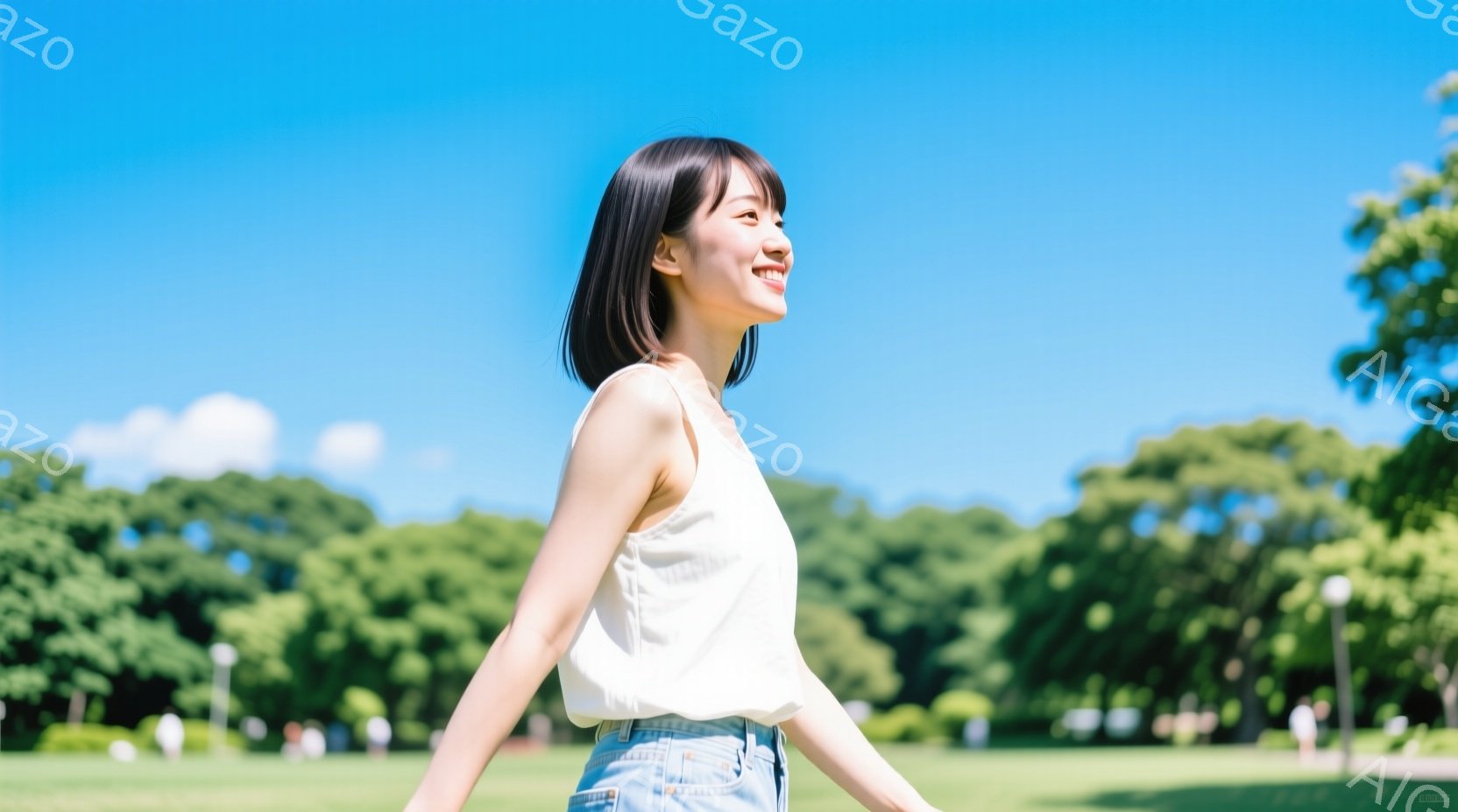 若い女性が公園で歩いている様子が写っている。彼女は白いタンクトップと水色のデニムパンツを着用し、黒髪を肩のあたりで切り揃えている。晴天の下、緑豊かな背景と明るい表情が、開放的で爽やかな雰囲気を醸し出している。
