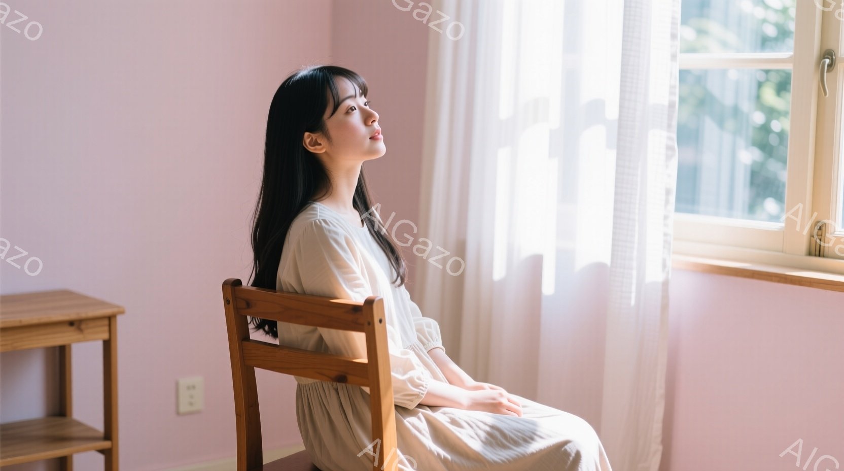 長い黒髪を背中に伸ばした女性が、明るい窓辺の椅子に座っている。オフホワイトのゆったりとしたワンピースを着ており、顔は少し上を向き、物思いにふけるような表情をしている。背景は薄いピンク色の壁で、柔らかい光が差し込み、穏やかで静謐な雰囲気を醸し出している。