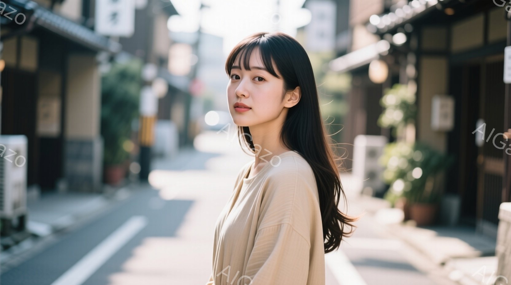 長い黒髪を肩にかける若い女性が、ベージュ色のシンプルなトップスを着て、わずかに横を向いて立っている。彼女は穏やかな表情で、どこか憂いを帯びた視線を投げかけているように見える。背景には石畳の道と古い木造建築が並び、日差しが差し込み、静かでノスタルジックな雰囲気を醸し出している。