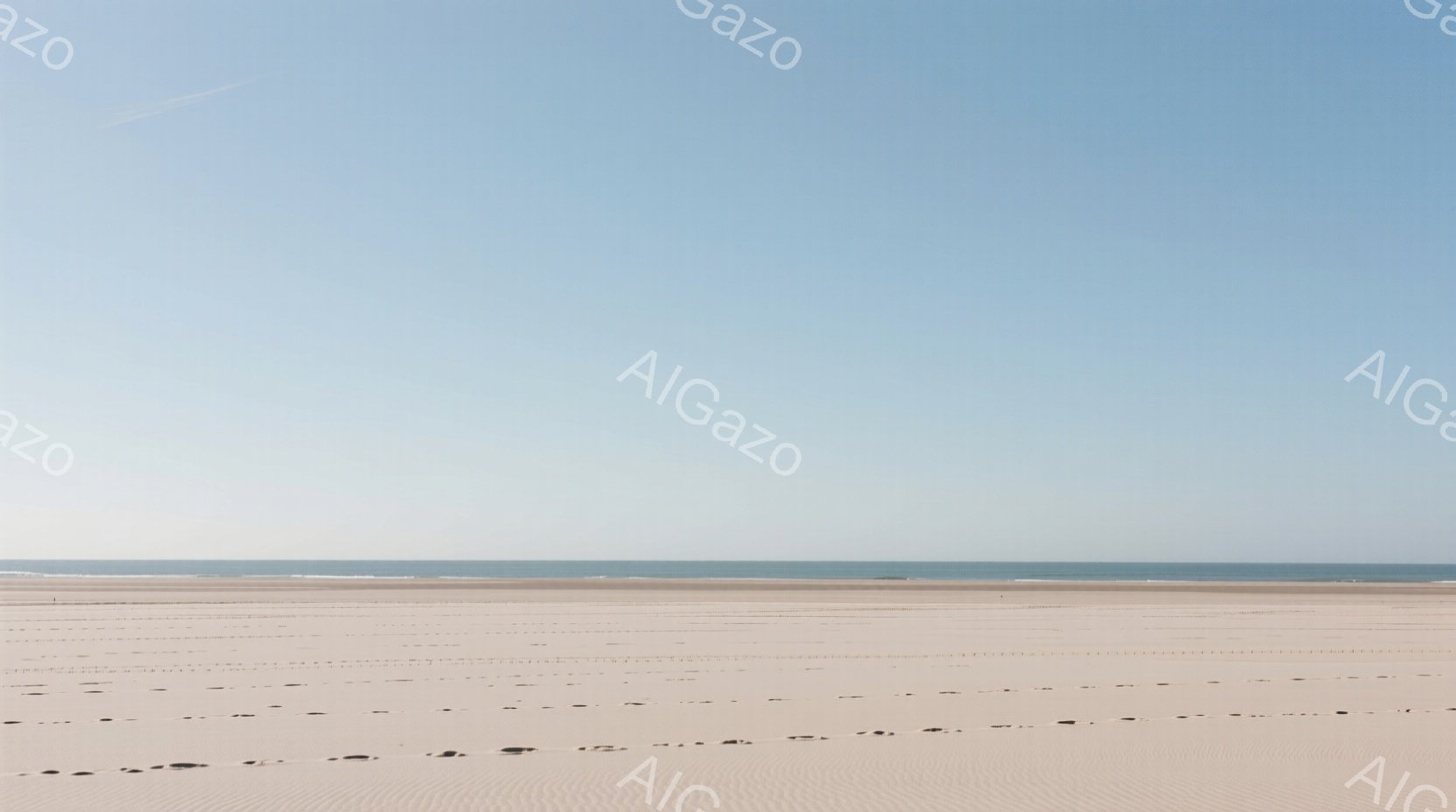 広大な砂浜が広がり、遠くには穏やかな海が見える。砂浜には小さな貝殻や海藻が点在し、空は晴れ渡って青空が広がっている。全体的に静かで穏やかな、夏の日のビーチの雰囲気が漂っている。