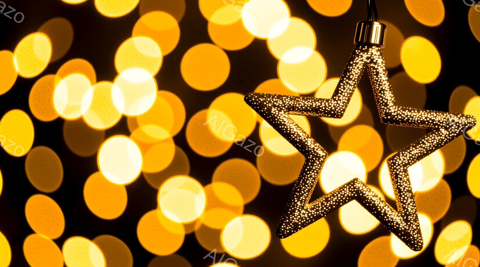 画像は、暗い背景に輝く金色の星型の装飾が浮かび上がっています。ぼやけた黄金色の光が星の周りに散りばめられ、暖かく幻想的な雰囲気を醸し出しています。装飾はきらびやかで、お祝いや特別な機会にふさわしい輝きを放っています。