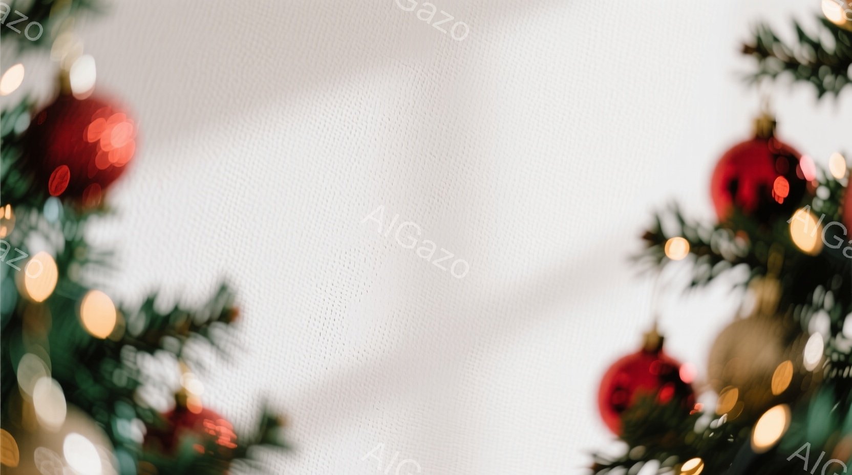 クリスマスツリーの装飾が写っており、赤いオーナメントやキラキラと光る電飾がぼやけている。背景は白く、装飾が際立って見えるように工夫されている。全体的に暖かく、穏やかな祝祭の雰囲気が漂っている。