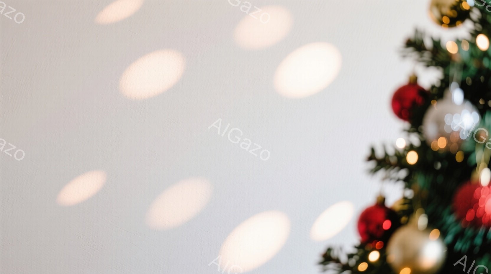 画面右側には、赤いオーナメントや金色のボールで飾られたクリスマスツリーの一部が写っている。左側は白壁で、ぼんやりとした光のぼかしが点在し、柔らかい雰囲気を醸し出している。全体的に、温かく、穏やかなクリスマスの装飾が印象的だ。