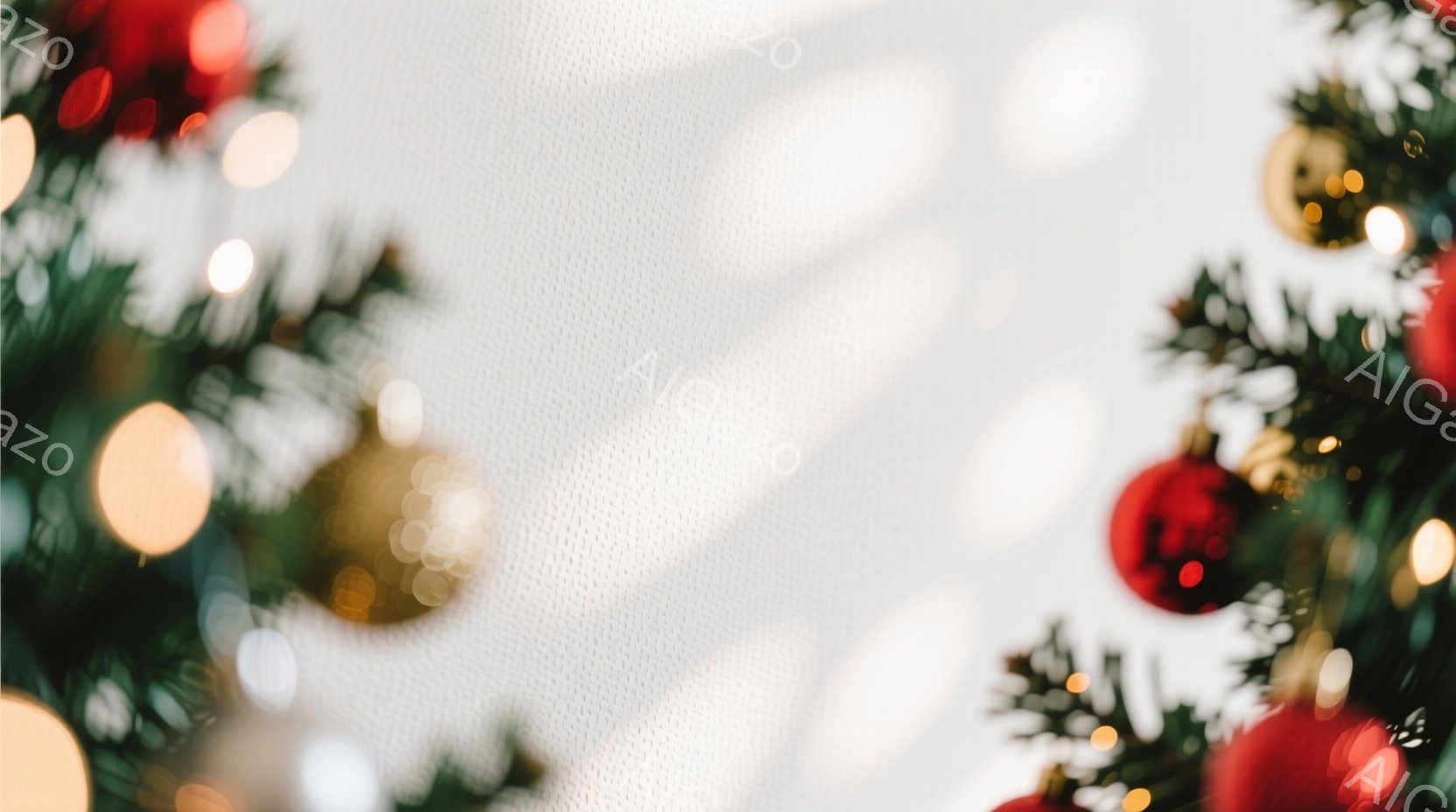 クリスマスツリーの装飾が前景に写っており、赤いオーナメントや金色のボールが緑の葉の間から覗いています。背景はオフホワイトのニット生地で、ぼかした光が暖かく穏やかな雰囲気を醸し出しています。全体的に、ホリデーシーズンや冬の暖かさを感じさせる静謐なイメージです。