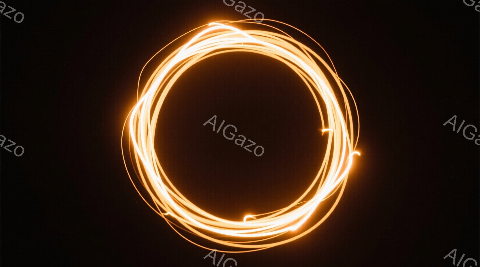 暗闇の中に、光の円が描かれています。鮮やかなオレンジ色の光が、何層にも重なり合い、まるでエネルギーの流れや宇宙の軌跡を思わせる神秘的な光景です。背景は漆黒で、光の円が際立ち、幻想的な雰囲気を醸し出しています。