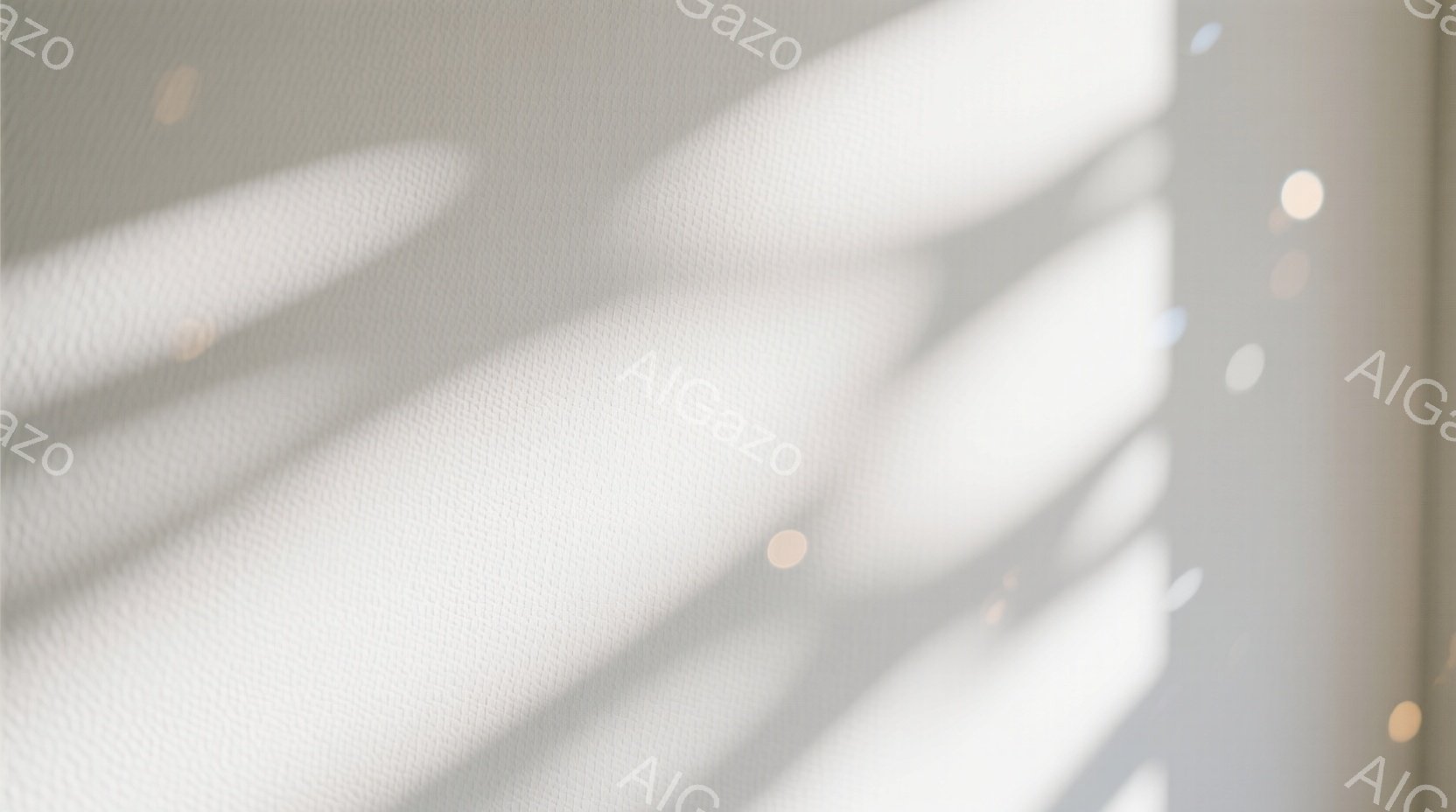 白い壁または布に、窓からの光が差し込み、規則的な影とぼやけた光の斑点が投影されている。影は横方向に伸びており、穏やかで静謐な雰囲気を醸し出している。全体として、光と影のコントラストが強調された、ミニマ - AI生成フリー素材