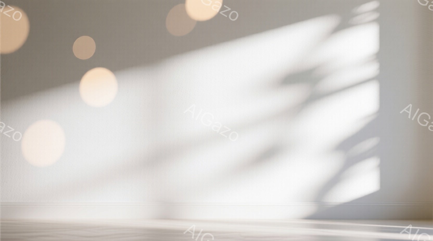 白い壁に植物の葉の影が投影され、明るい斑点状の光が浮かび上がっている。床は木製で、影と光のコントラストが印象的で、静かで穏やかな雰囲気を醸し出している。全体的にミニマルで洗練された印象を与える室内空間である。