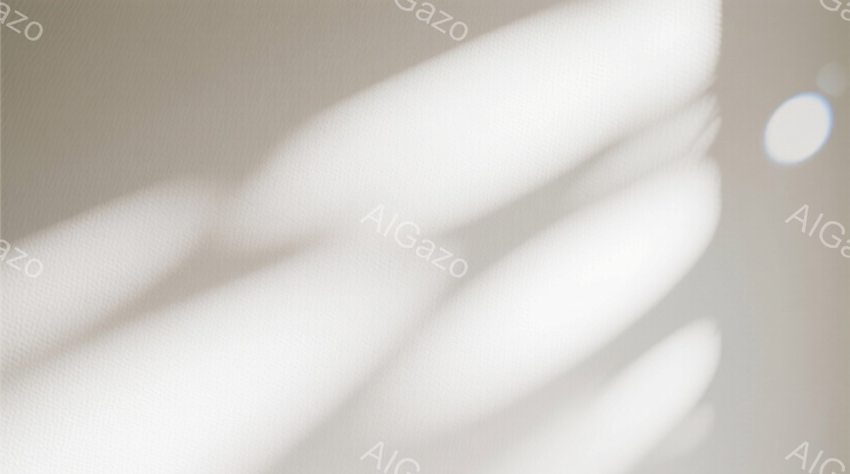 この画像は、白いテクスチャの背景に、人の手の影がぼんやりと映っています。影は曲線的で、柔らかい光の中で捉えられた一瞬の様子を表しています。全体的に、静かで、抽象的で、穏やかな雰囲気が漂っています。