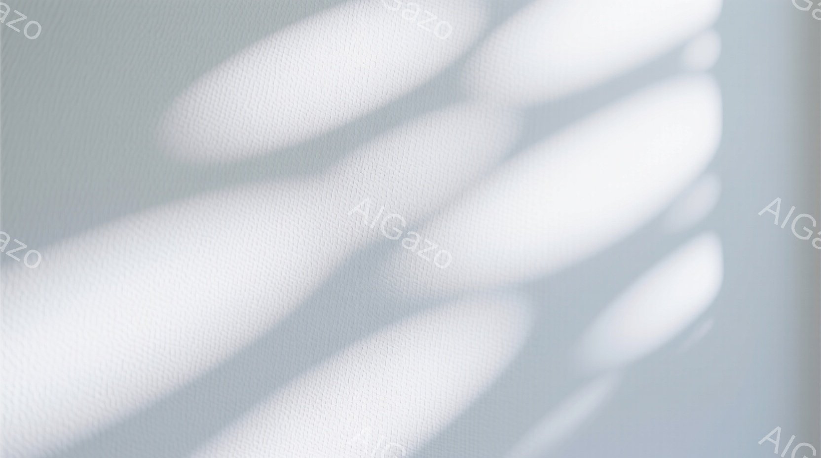 白い壁に、規則的に並んだ影が映っています。影は、おそらくブラインドやルーバーの隙間から差し込む光によって作られたもので、幾何学的な模様を作り出しています。全体的に、シンプルでモダンな雰囲気であり、静けさと落ち着きを感じさせます。