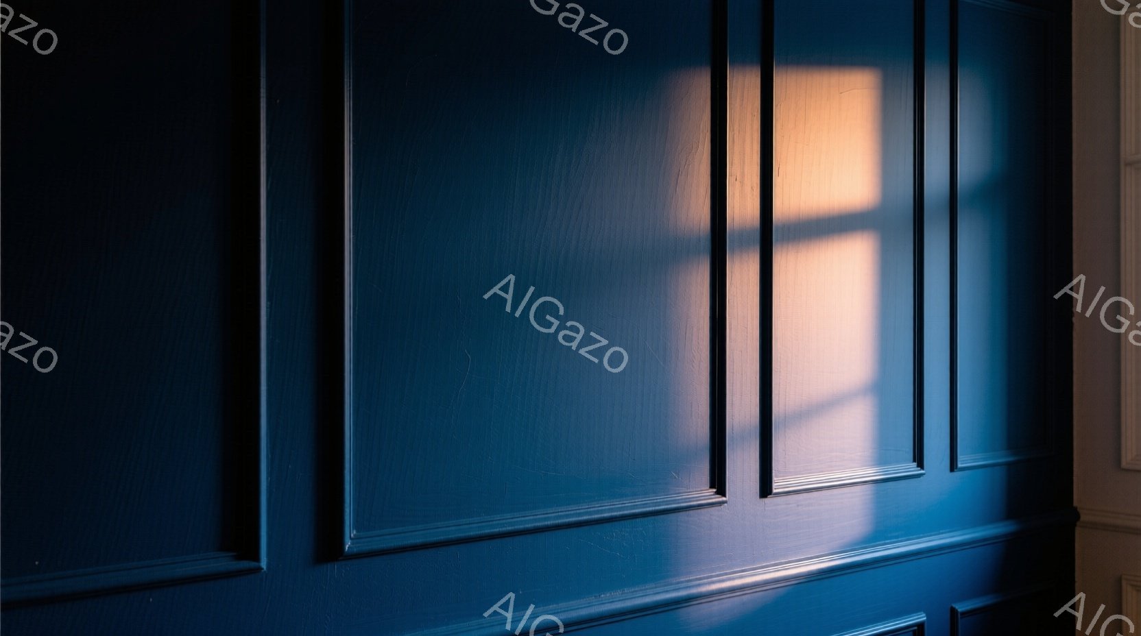 深い青色のパネル張りの壁が画面を占めており、強い光が窓から差し込み、幾何学的な影を生み出している。光の当たり方から、壁は凹凸のある装飾が施されていることがわかる。全体的に静かで落ち着いた雰囲気で、影のコントラストがモダンな印象を与えている。