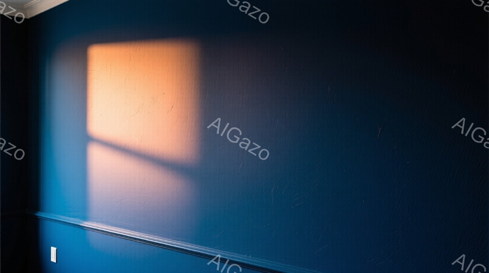 深い藍色の壁に、温かいオレンジ色の光の影が長方形に差し込んでいる。壁はわずかにテクスチャがあり、下部に白いモールディングが走っている。 全体的に静かで瞑想的な雰囲気で、光と影のコントラストが印象的であ - AI生成フリー素材