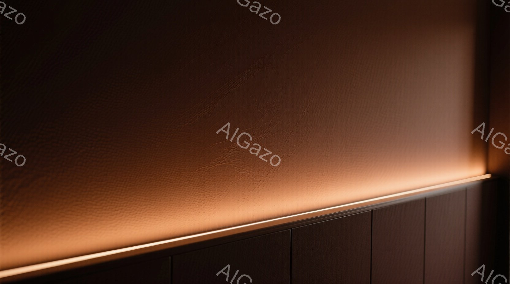 画像は、暖色系の光が壁一面に広がる室内の一部を示している。壁はテクスチャのあるオレンジ色で、下部には木製のパネルが縦に並んでいる。光は壁の上部から水平に伸びる金属製の細い線によって強調され、落ち着いた、現代的な雰囲気を醸し出している。