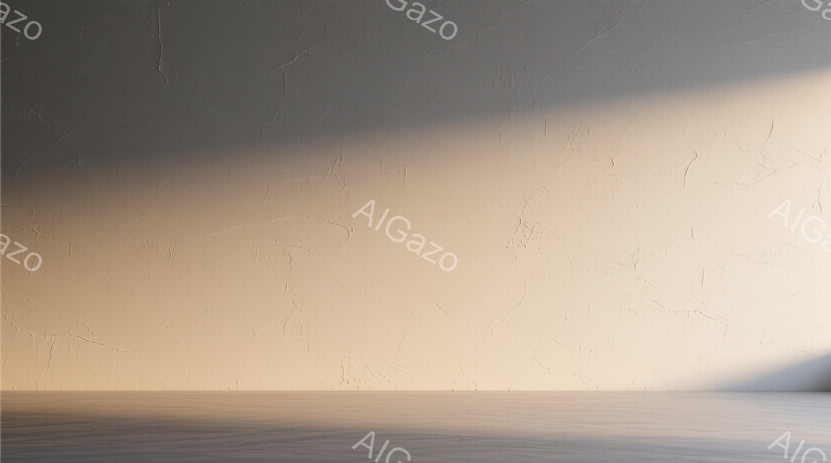 この画像は、質感のあるクリーム色の壁と、光によって強調された水平方向の溝が特徴的なミニマルな構成です。下部は暗く影になっており、壁のテクスチャと光のコントラストを際立たせています。全体的に穏やかで静寂な雰囲気が漂い、シンプルながらも洗練された印象を与えます。