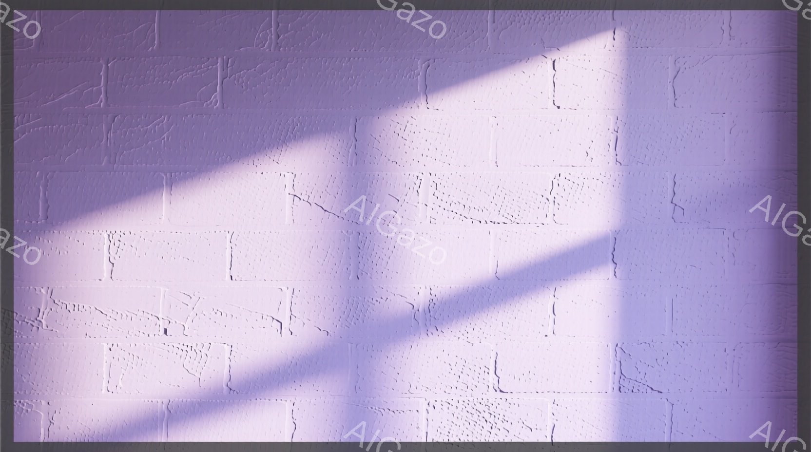 この画像は、白っぽいレンガ造りの壁に、何かの影が横切っている様子を捉えています。影は不規則な形で、壁の質感とコントラストを生み出しており、光と影の遊びが印象的です。全体的に紫色のフィルターがかかっており、神秘的で落ち着いた雰囲気を醸し出しています。