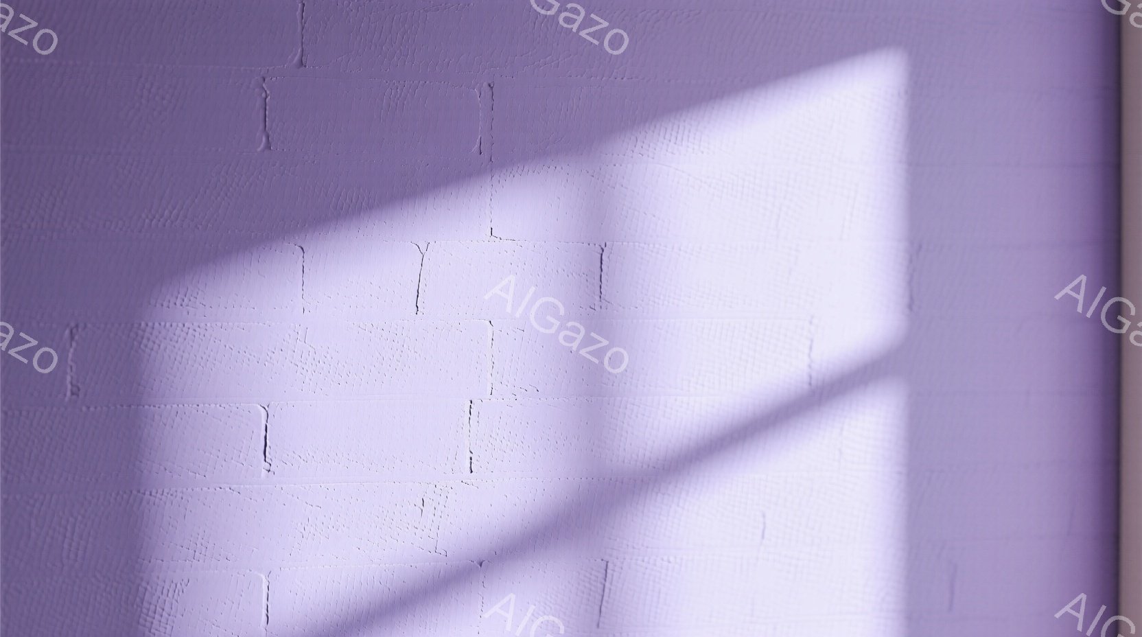 紫色の壁が画像全体を占めており、テクスチャのあるレンガ造りの表面が確認できます。強い光が左側から差し込み、壁に鋭い影を落としています。全体的に、ミニマルで抽象的な雰囲気が漂い、光と影のコントラストが印象的です。