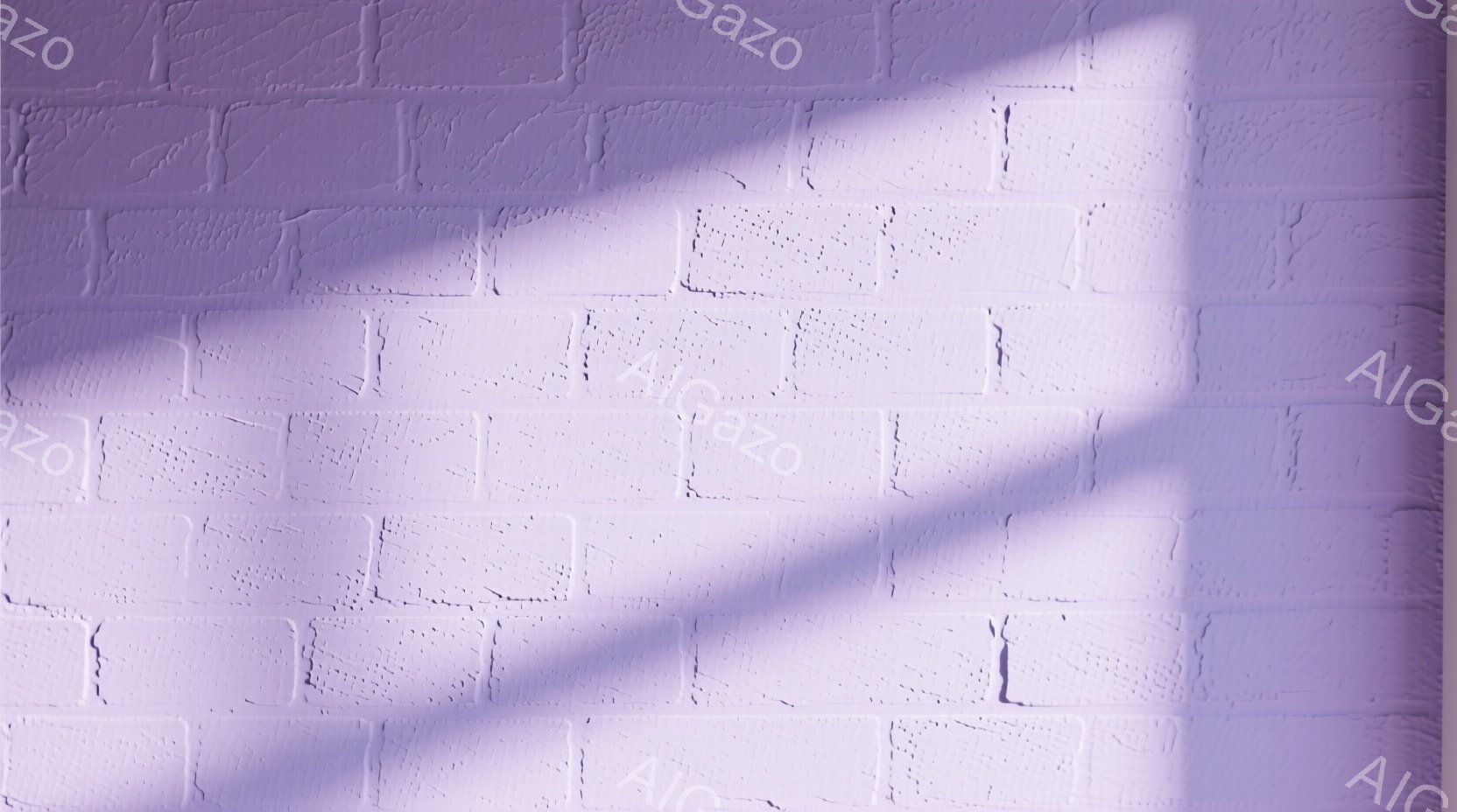 白いレンガ壁に、影が不規則に映り込んでいます。影は、植物の葉や枝の形をしており、光と影のコントラストが強いです。全体的に、静かで落ち着いた雰囲気であり、影が壁に独特の模様を作り出しています。