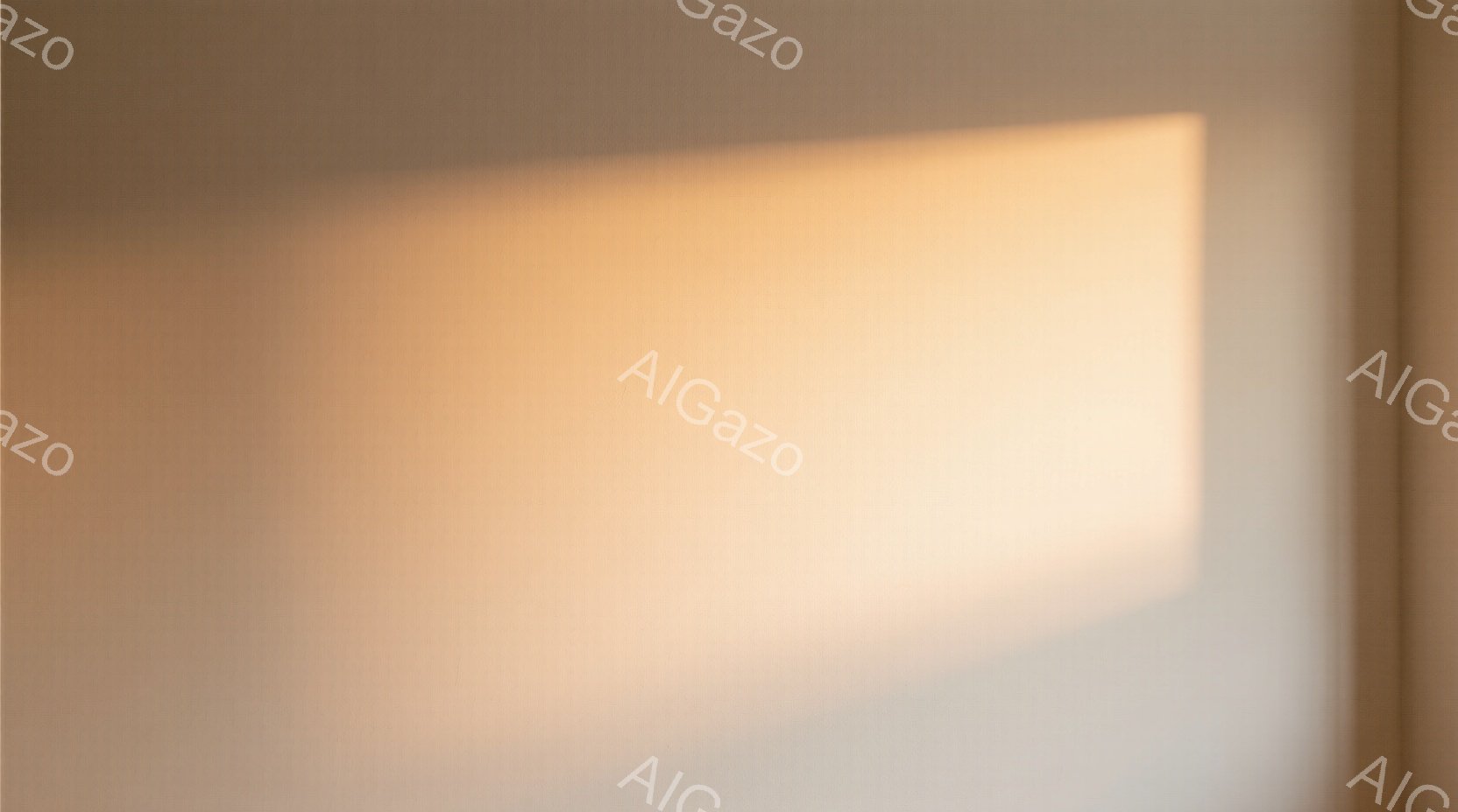 この画像は、明るいクリーム色の壁に、影が四角形として投影された様子を捉えている。影は柔らかくぼやけており、光源が柔らかいか、影を落としている物体と壁との距離が遠いことを示唆している。全体的に、暖かく、穏やかで、ミニマルな雰囲気を醸し出している。