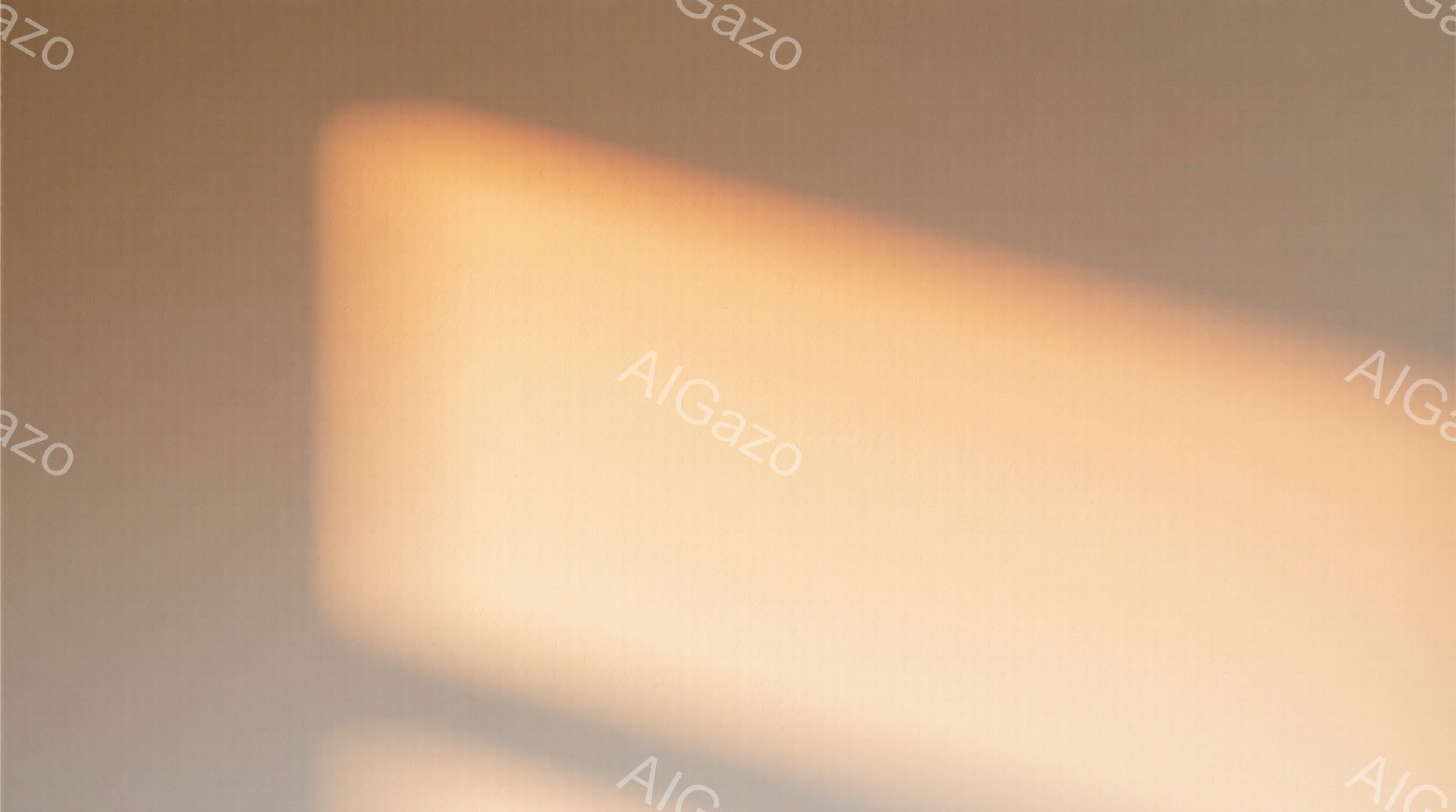 画像は、壁に投影された光と影の抽象的な構成で占められています。暖色系の茶色とオレンジ色が混ざり合い、ぼやけた輪郭が柔らかい雰囲気を醸し出しています。人の姿や具体的な背景は不明瞭で、光のパターンが視覚的な焦点となっています。