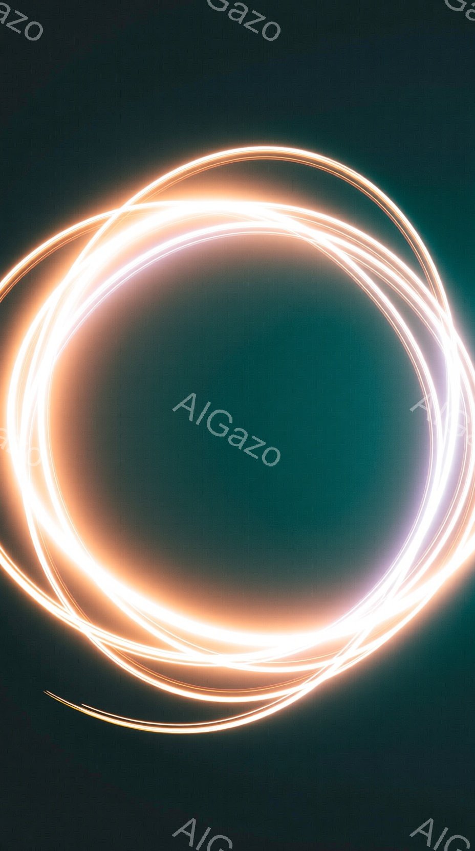 暗緑色の背景に、光の軌跡が描く円が複数重なっている様子が捉えられている。光はオレンジ色を帯びており、まるでエネルギーや生命力を象徴するようにも見える。鮮やかな光と暗い背景のコントラストが、神秘的で未来的な雰囲気を醸し出している。