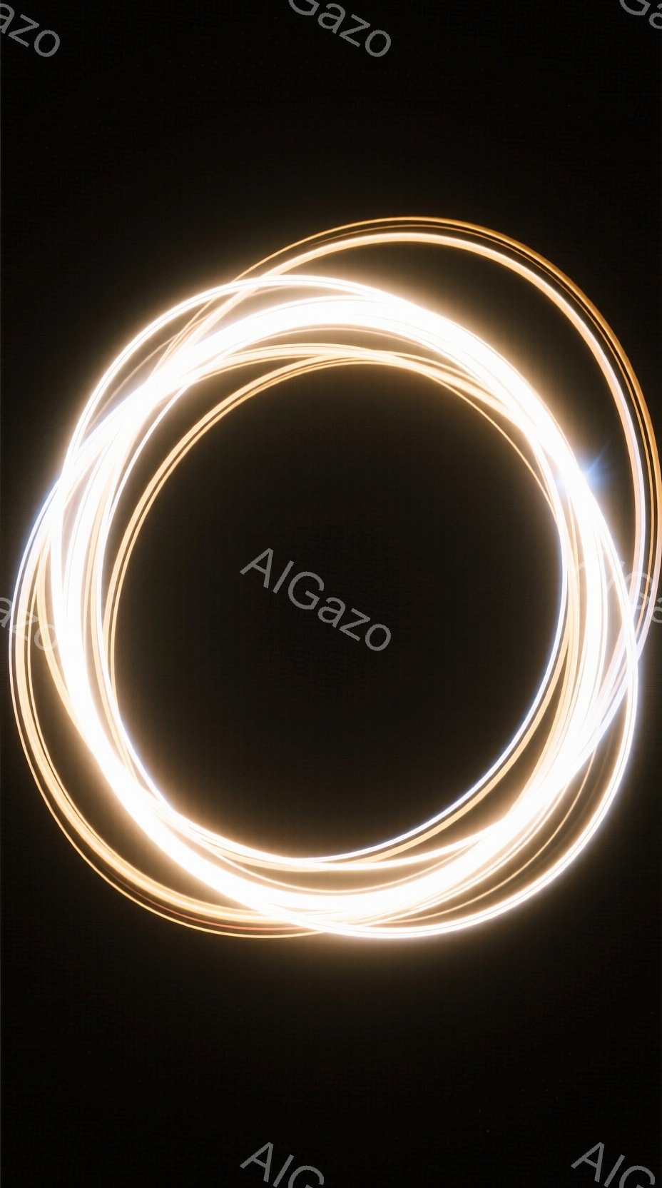 画像は暗闇の中に浮かぶ、光のリングが複数重なっている様子を捉えている。リングは金色から淡い黄色を帯びており、動きのある光の軌跡が表現されている。背景は漆黒で、リングの光が際立ち、幻想的で神秘的な雰囲気を醸し出している。