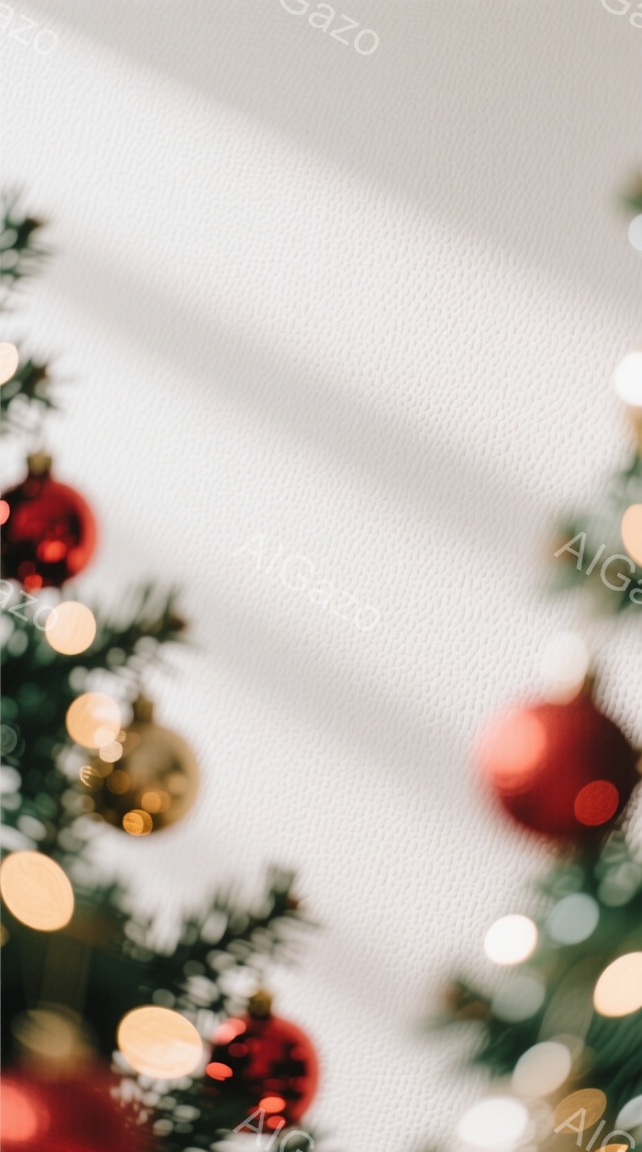 クリスマスツリーの飾りと緑の葉がぼやけて配置されており、赤と金色のオーナメントが目立ちます。背景は白く、光の粒子が散りばめられており、温かく幻想的な雰囲気を醸し出しています。全体的に、お祝いの季節の静かで美しい一瞬を捉えた印象です。