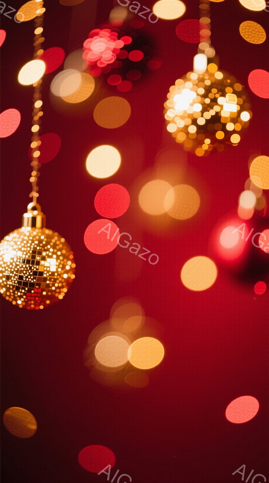 赤色の背景に、複数の光の玉がぼんやりと浮かび上がっており、まるでクリスマスツリーの飾り付けのようにも見える。光の玉は様々な大きさで、焦点が合っていないため、柔らかく幻想的な雰囲気を作り出している。全体的に暖かく、お祝いムードを誘う一枚である。