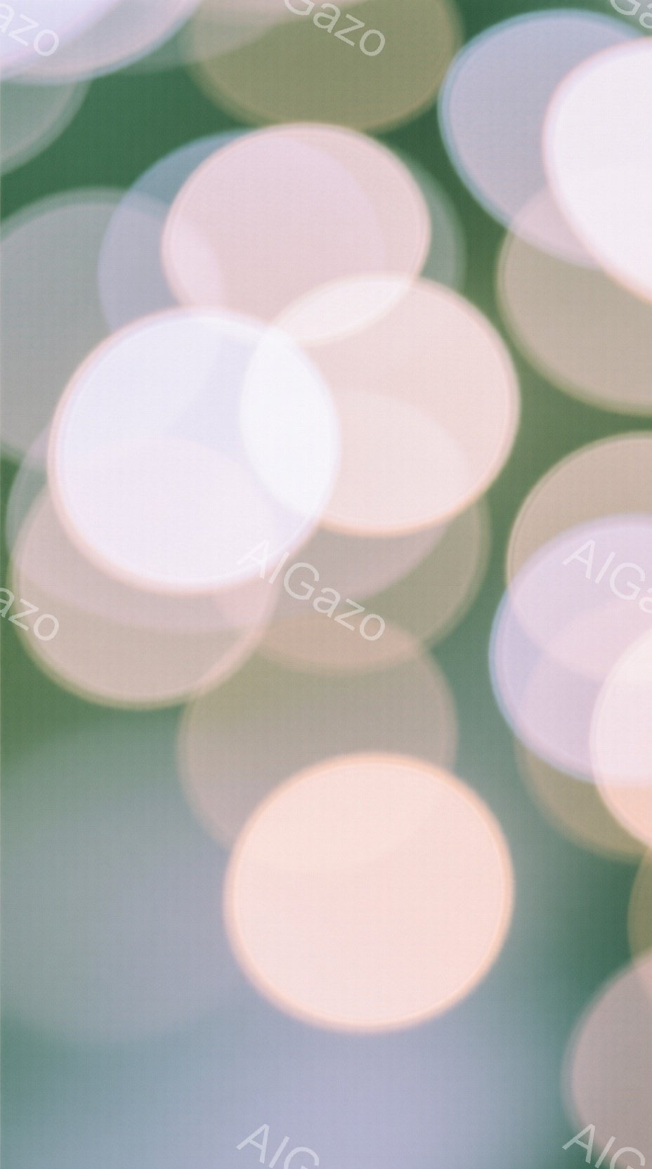 画像はぼやけた光の球体が重なり合った抽象的な構成で、緑がかった背景がわずかに見えます。焦点が定まっていないため、人物や具体的な物体は識別できませんが、柔らかく幻想的な雰囲気が漂っています。光の球体は温かい色調で、まるで夢の中のような感覚を与えます。