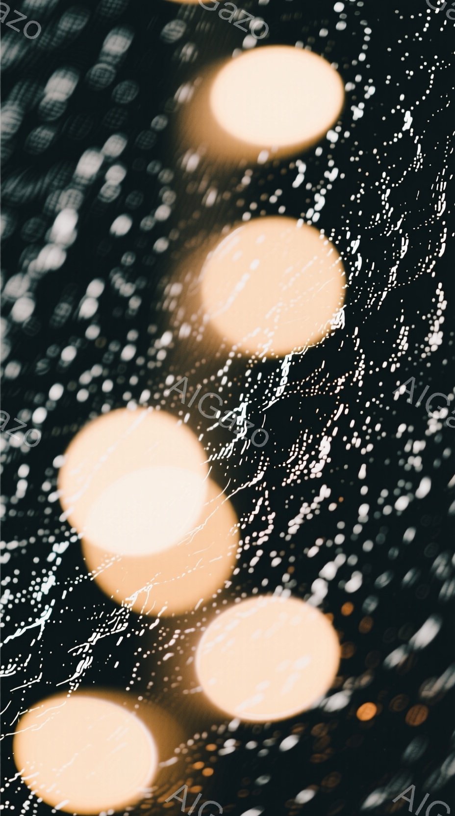 画像は、雨に濡れた窓越しに見えるぼやけた光の点々が印象的です。光は暖色系の丸いぼかしで、夜の暗闇の中で幻想的な雰囲気を醸し出しています。雨粒が窓を覆い、街の光を柔らかく歪ませ、どこかノスタルジックな気分にさせます。