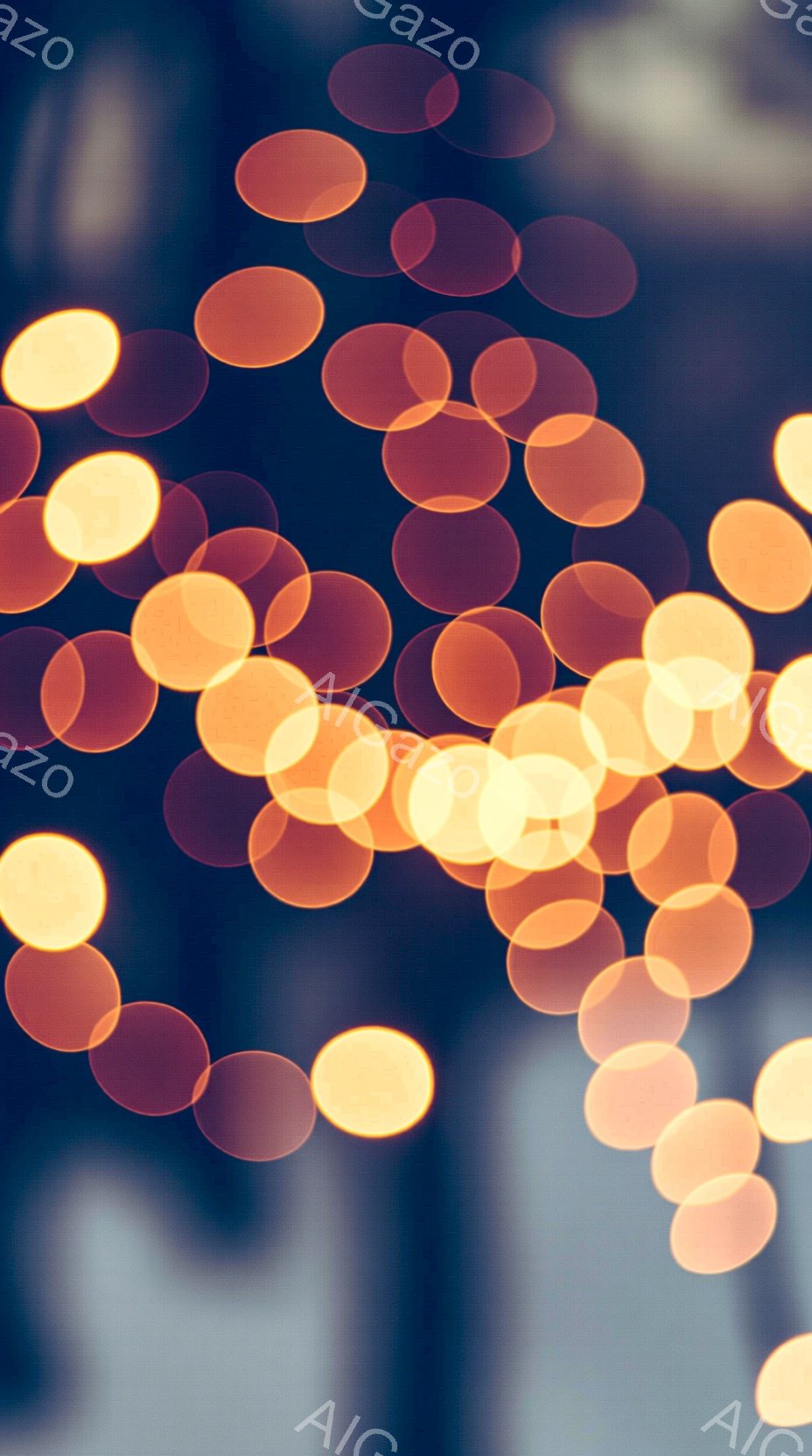 ぼやけた光の玉が画面全体に散らばっており、暖かく幻想的な雰囲気を醸し出しています。背景にはぼんやりと建物のような影が見え、夜間の都市の風景の一部である可能性があります。光の玉はオレンジ色と黄色を基調としており、まるでクリスマスのイルミネーションやパーティー会場のようにも見えます。