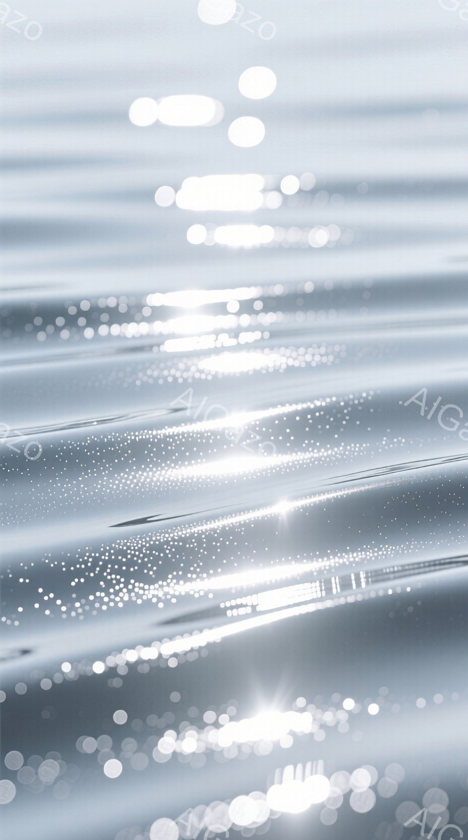 太陽光が水面で反射し、きらきらと輝く水面の写真です。光の反射がまるで無数の宝石のようであり、水面の波紋が微妙な陰影を生み出しています。全体的に静かで穏やかな雰囲気が漂い、水面の美しさを際立たせています。