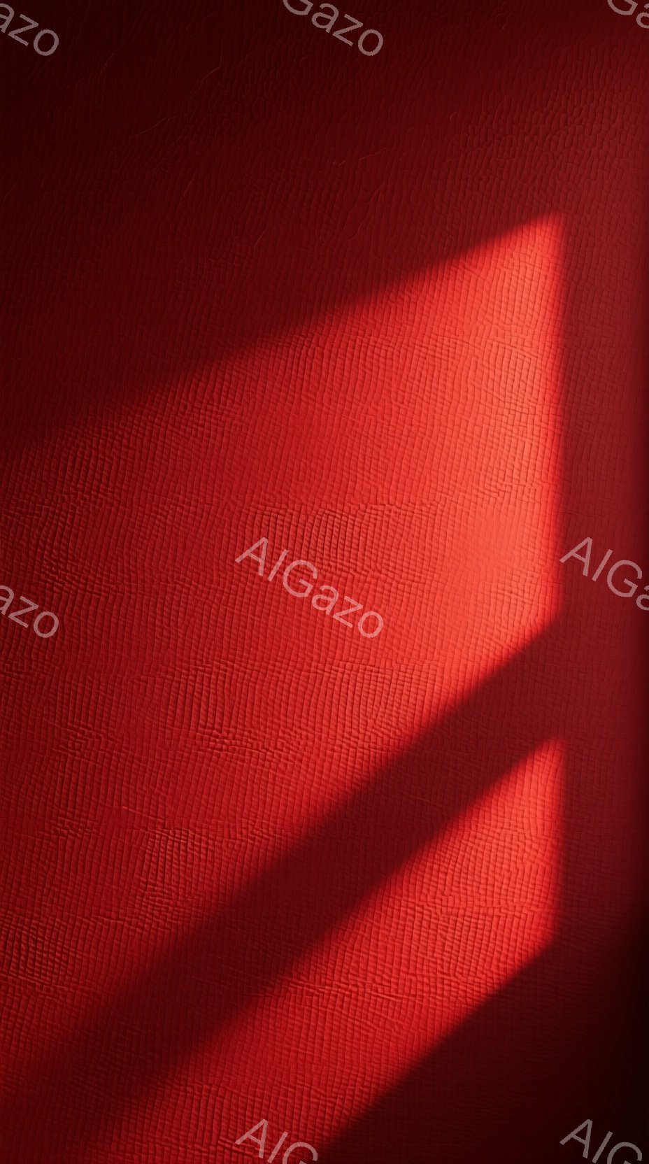 赤色のテクスチャードな背景に、強い光の影が斜めに映り込み、独特の陰影を生み出している。影はほぼ正方形で、背景の模様を強調し、奥行きを感じさせる。全体的に暖かく、ドラマチックな雰囲気が漂っている。