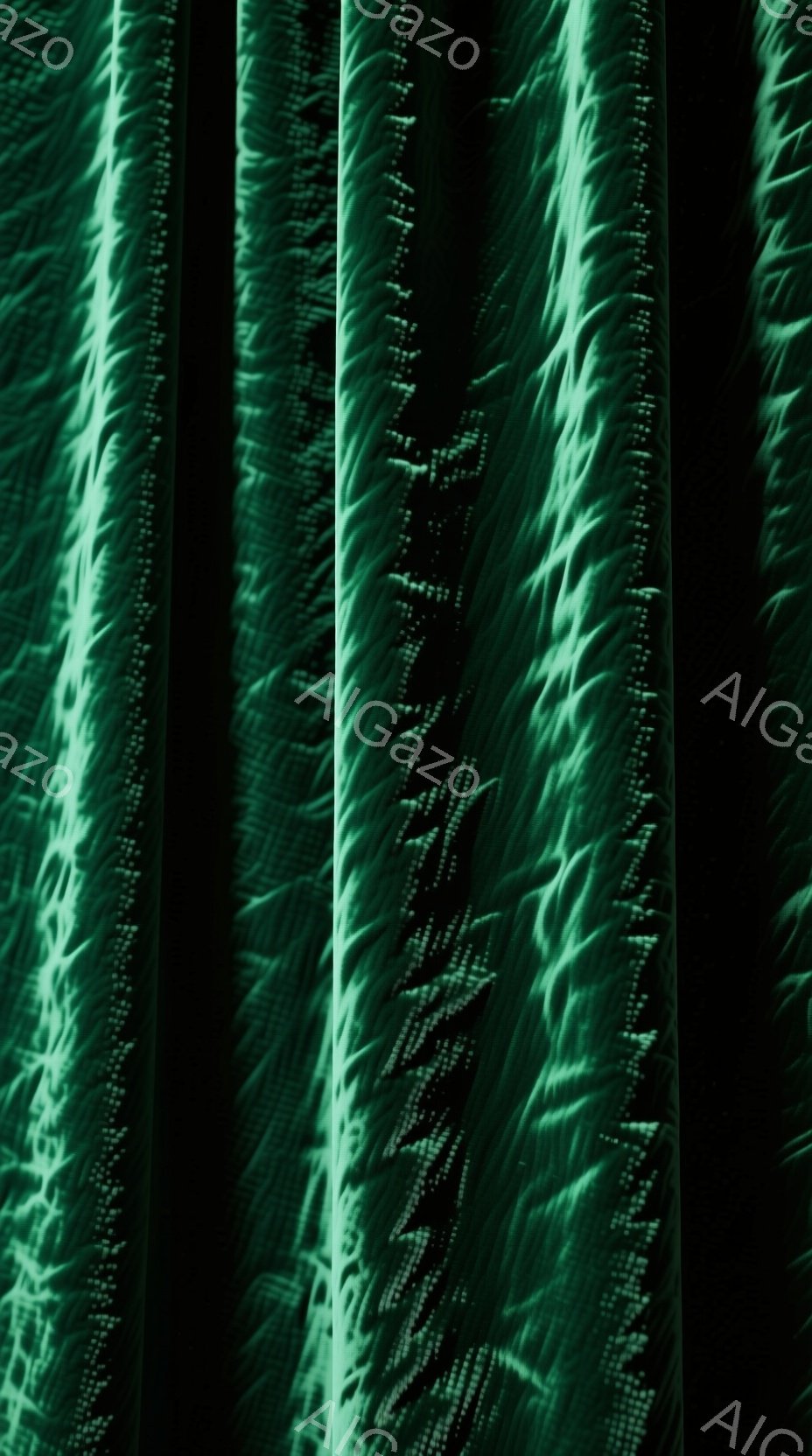 この画像は、緑色の光の筋が縦に並び、まるでカーテンのようなテクスチャを作り出している抽象的な表現です。光は細かく、ぼやけた効果で描かれており、神秘的で幻想的な雰囲気を醸し出しています。全体的に暗く、深い緑色が支配的で、静寂と奥行きを感じさせます。