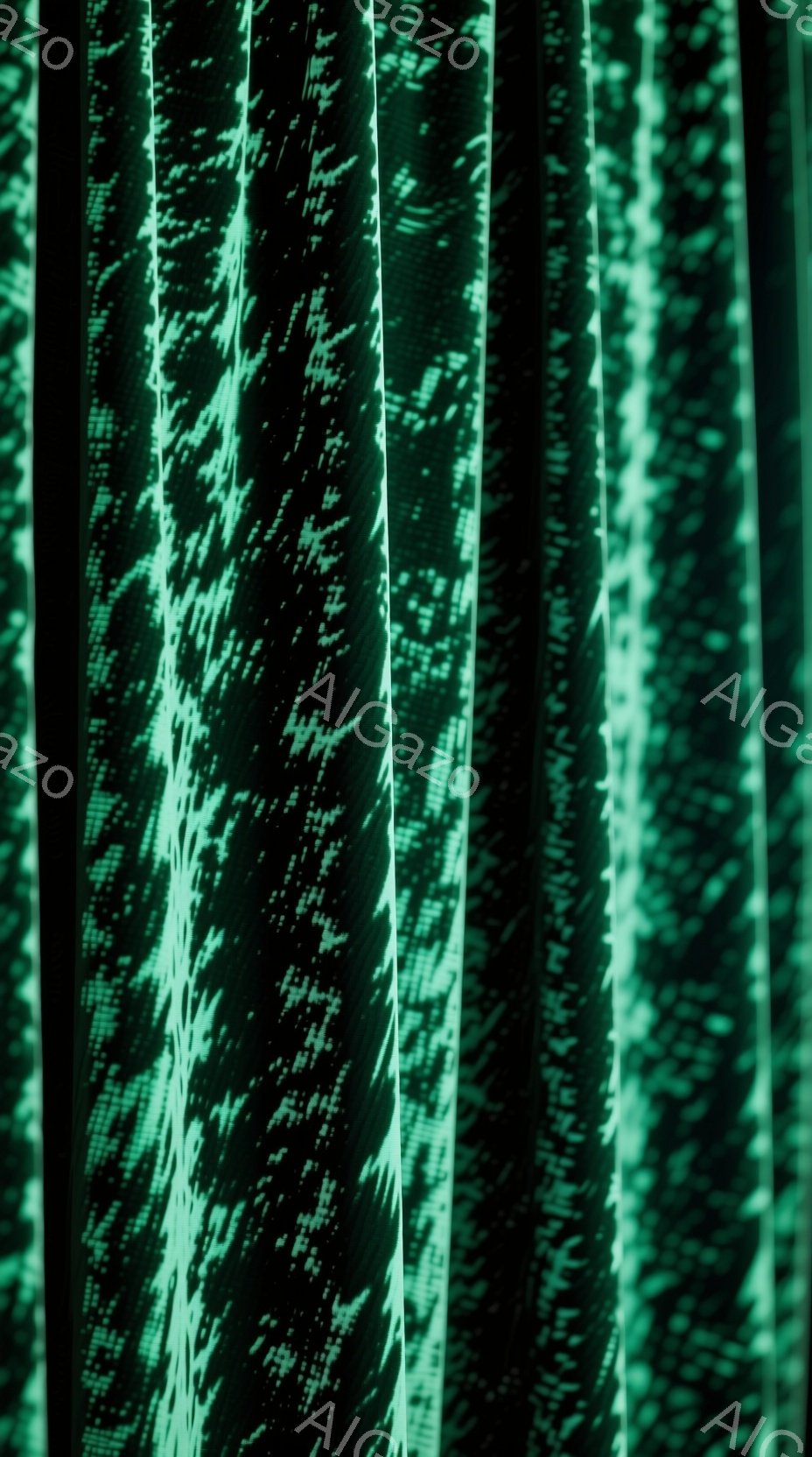 鮮やかな緑色のデジタルパターンが、垂直方向に連なるストライプ状に配置されている。パターンは細かい点や線で構成され、ある種の抽象的なテクスチャを形成している。背景は暗く、パターンのコントラストを強調し、未来的な雰囲気を作り出している。