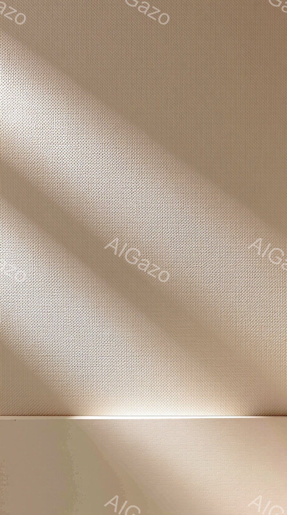 光と影が織りなすミニマルな構成が印象的な画像です。壁面には陰影が強く、影が下部に集中し、上部は明るく照らされています。全体的に暖色系のトーンで、静かで落ち着いた雰囲気を醸し出しています。